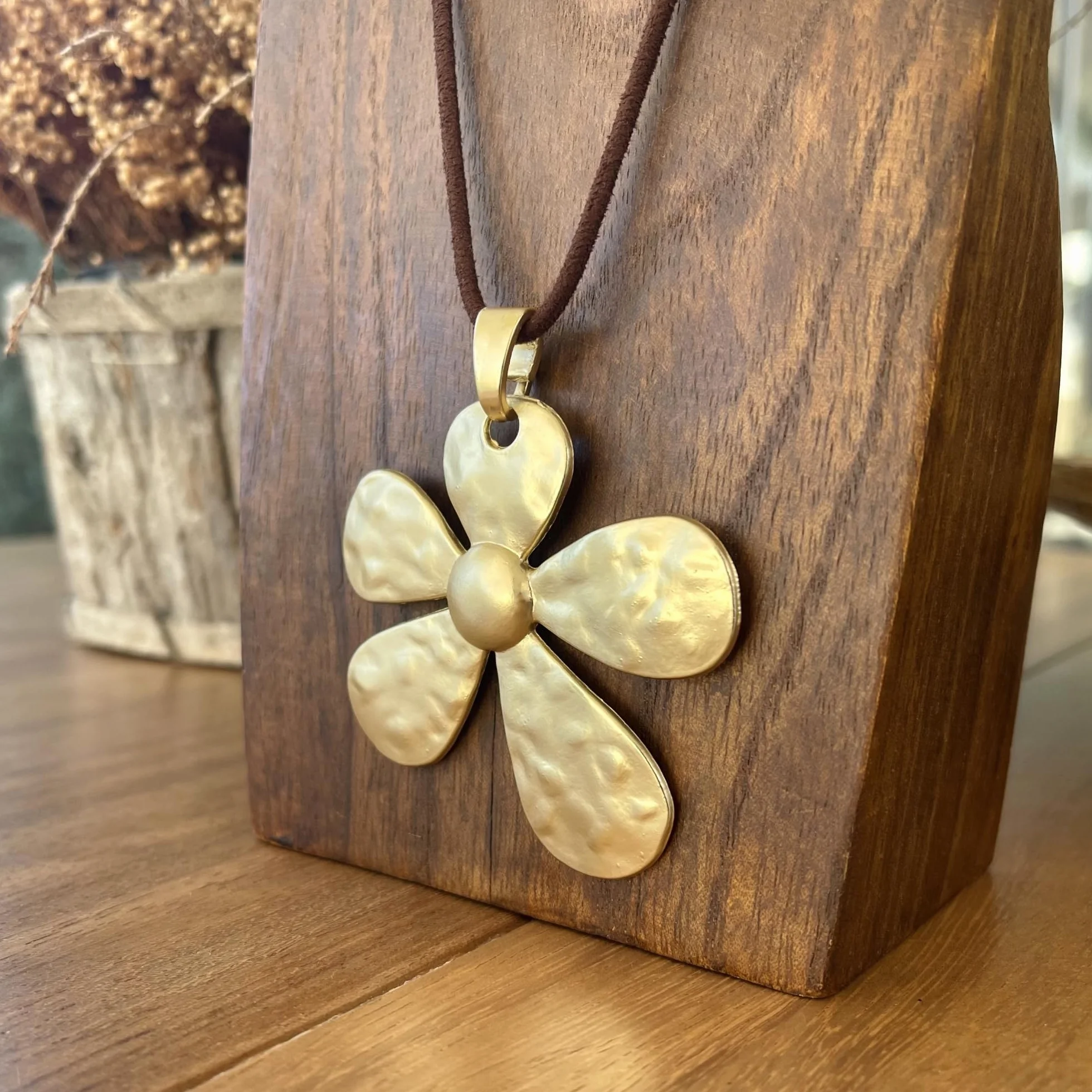 ASTER ALHELÍ Collana Donna Ciondolo Fiore Grande Dorato – Collana Lunga Regolabile Cordoncino Camoscio Marrone Boho Gioiello Artigianale Regalo