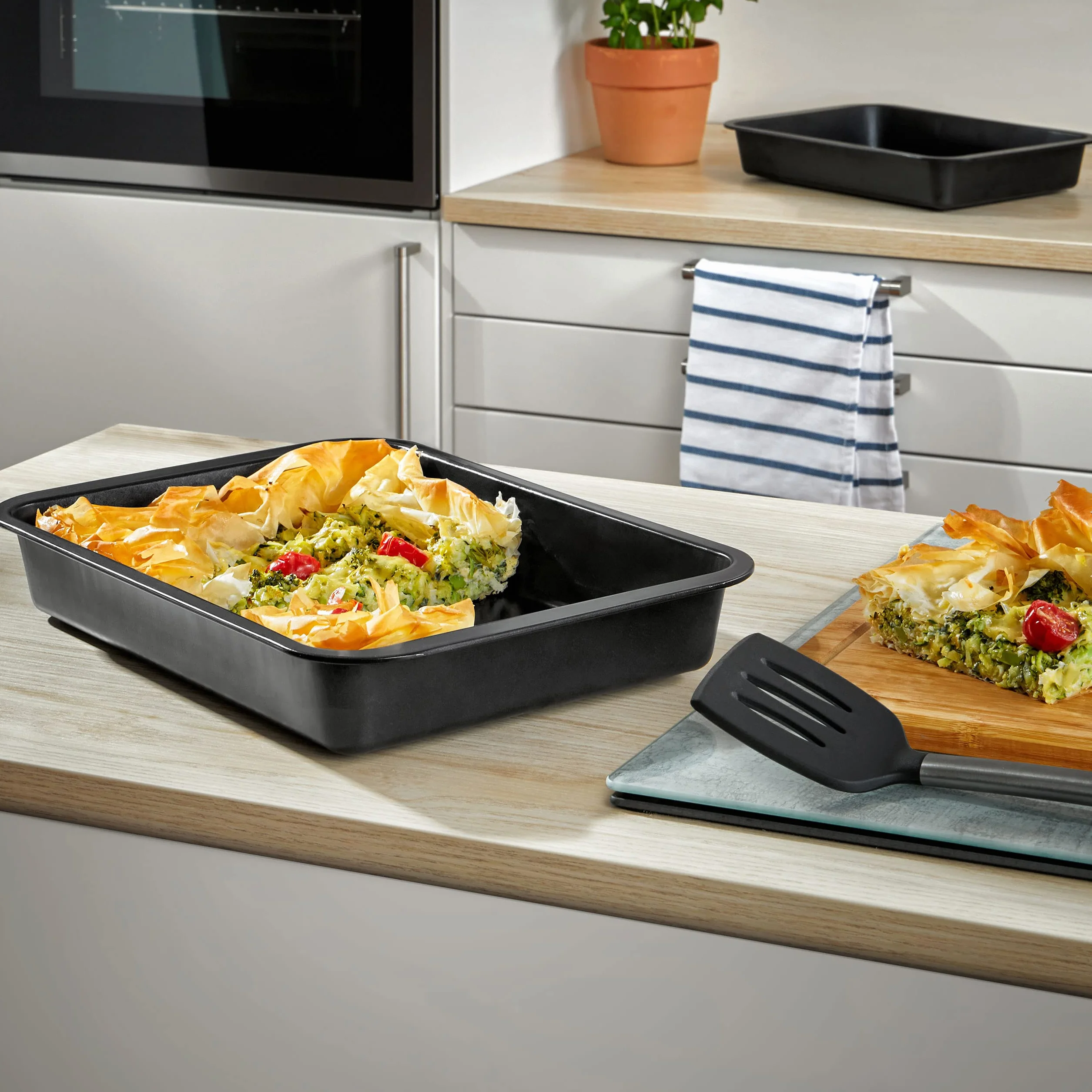 Grizzly, 2 Pirofile grandi con rivestimento antiaderente e bordo con manico, possono essere usate anche come teglia per lasagne, arrosto o tortiera