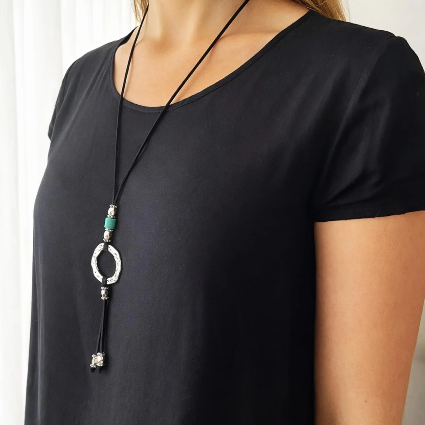 ASTER ALHELÍ Colgante Donna Cerchio e Turchese Argento - Collana Lunga Donna in Antelina Nera con Altezza Regolabile e Elementi in Zamak Argentato