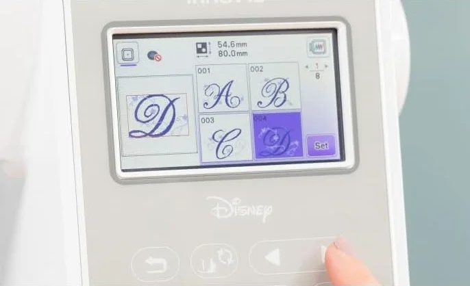 BROTHER Innov-is M340ED Macchina da ricamo Disney, area 10x10, touchscreen da 3,7", 200 disegni da ricamo (65 personaggi Disney), connessione wireless (WiFi), bianco, plastica