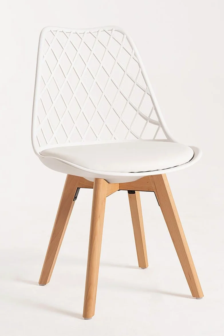 Regalos Miguel Set di 4 sedie Mima bianche, per sala da pranzo e cucina, stile nordico, struttura in polipropilene, seduta imbottita in similpelle e gambe in legno di faggio