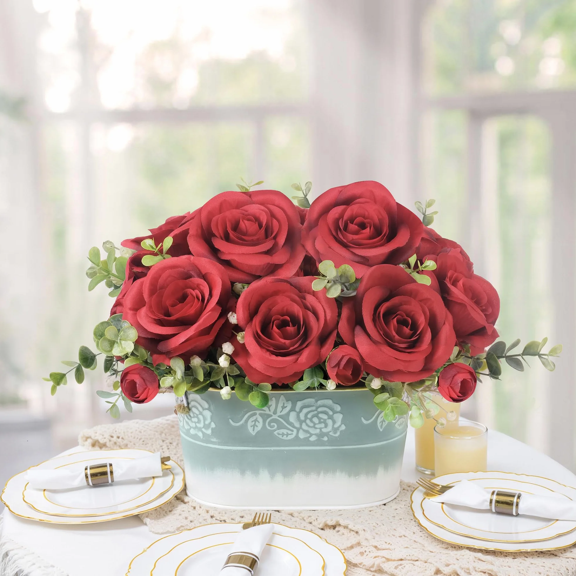 Composizione di fiori artificiali di rosa rossa per centrotavola, fiori di seta con eucalipto in vaso di metallo zincato rustico con manici in iuta, espositore floreale finto per casa e ufficio