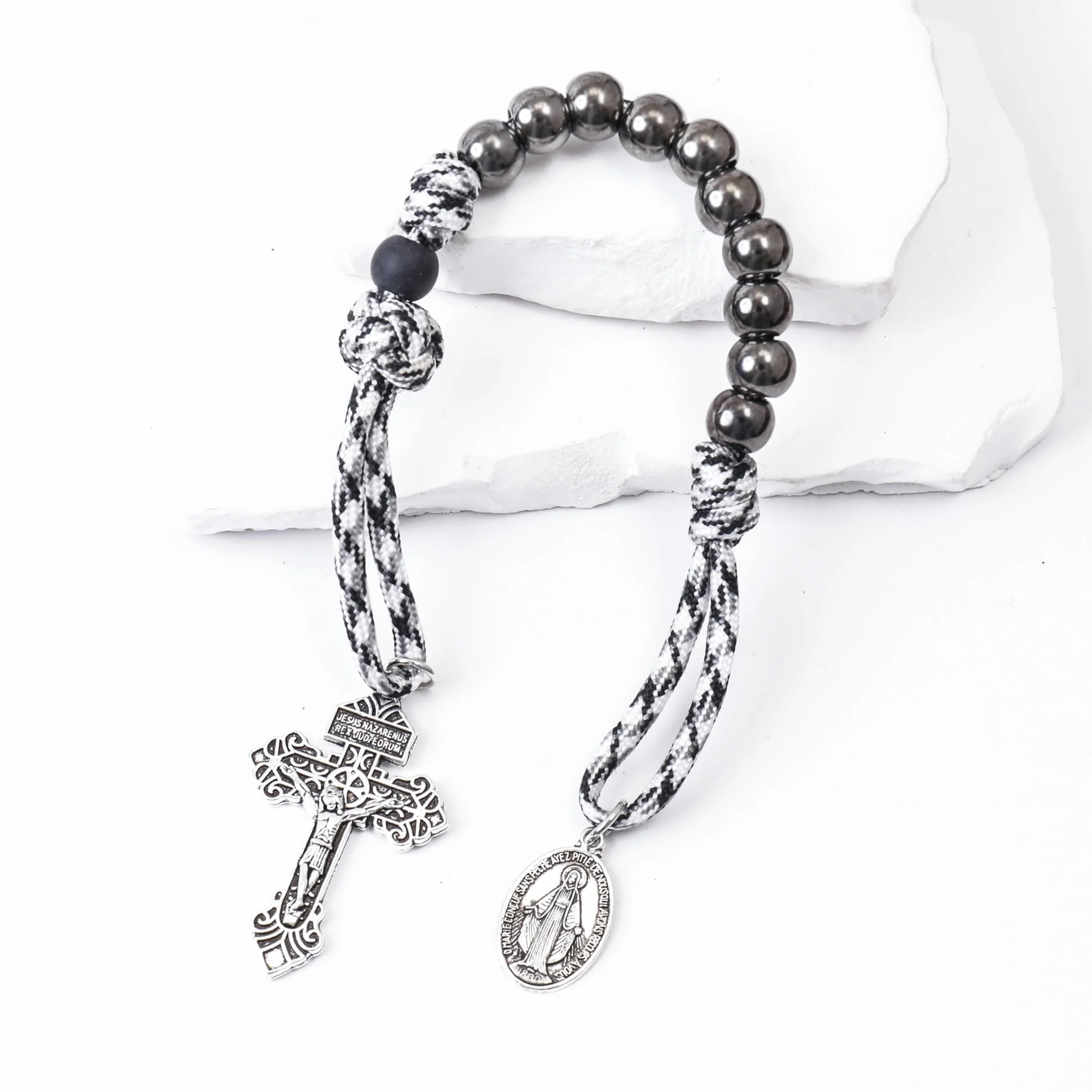 Nazareth Store Rosario di San Benedetto/San Giuseppe con perline in paracord, Rosario da taschino/bracciale a decade miracolosa, con medaglia e croce, 11.22 Inches, Pietra, Vetro