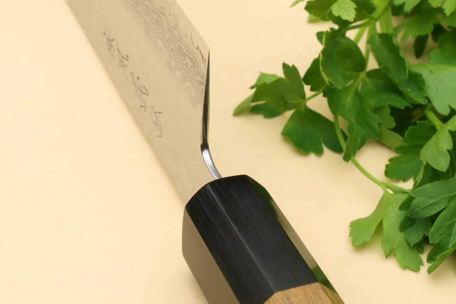 Yoshihiro Cutlery Nsw Hammered Damascus coltello Santoku, 17,8 cm
