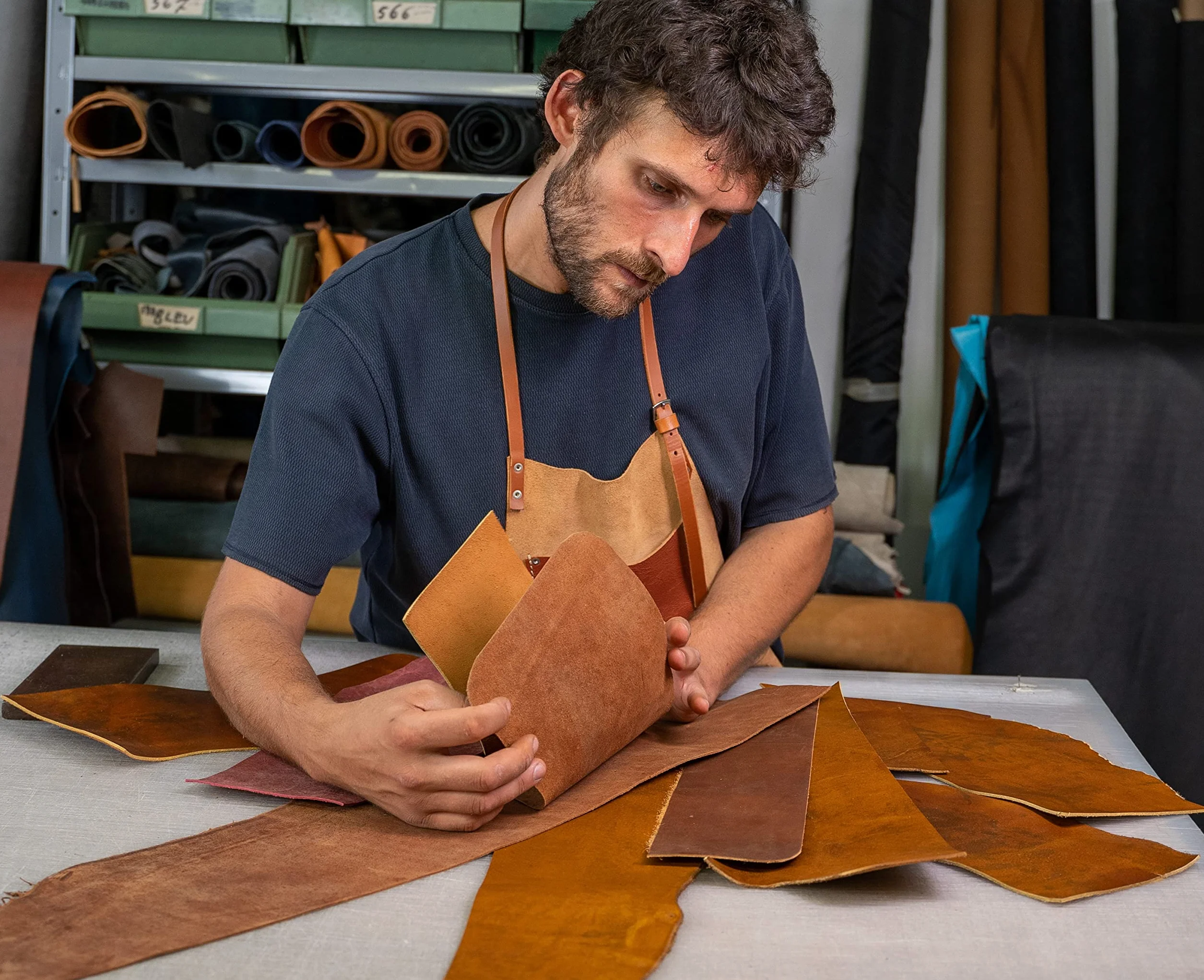 Skóra bawole pełnoziarnista 1,4 kg kawałki do rękodzieła 91 cm sznurek