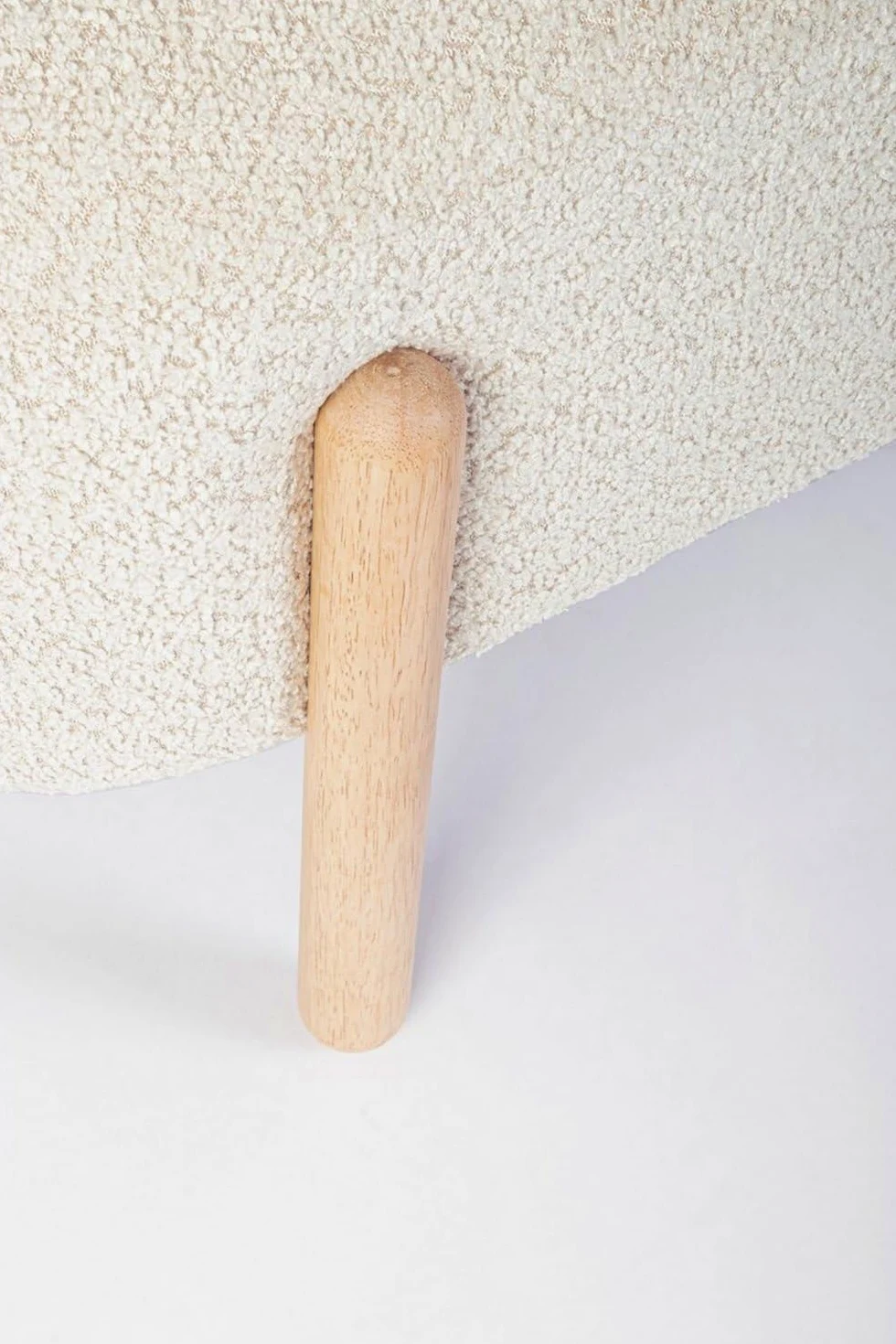 KONTE.DESIGN Panca DAYLA in tessuto effetto bouclé naturale e gambe in legno rubber wood