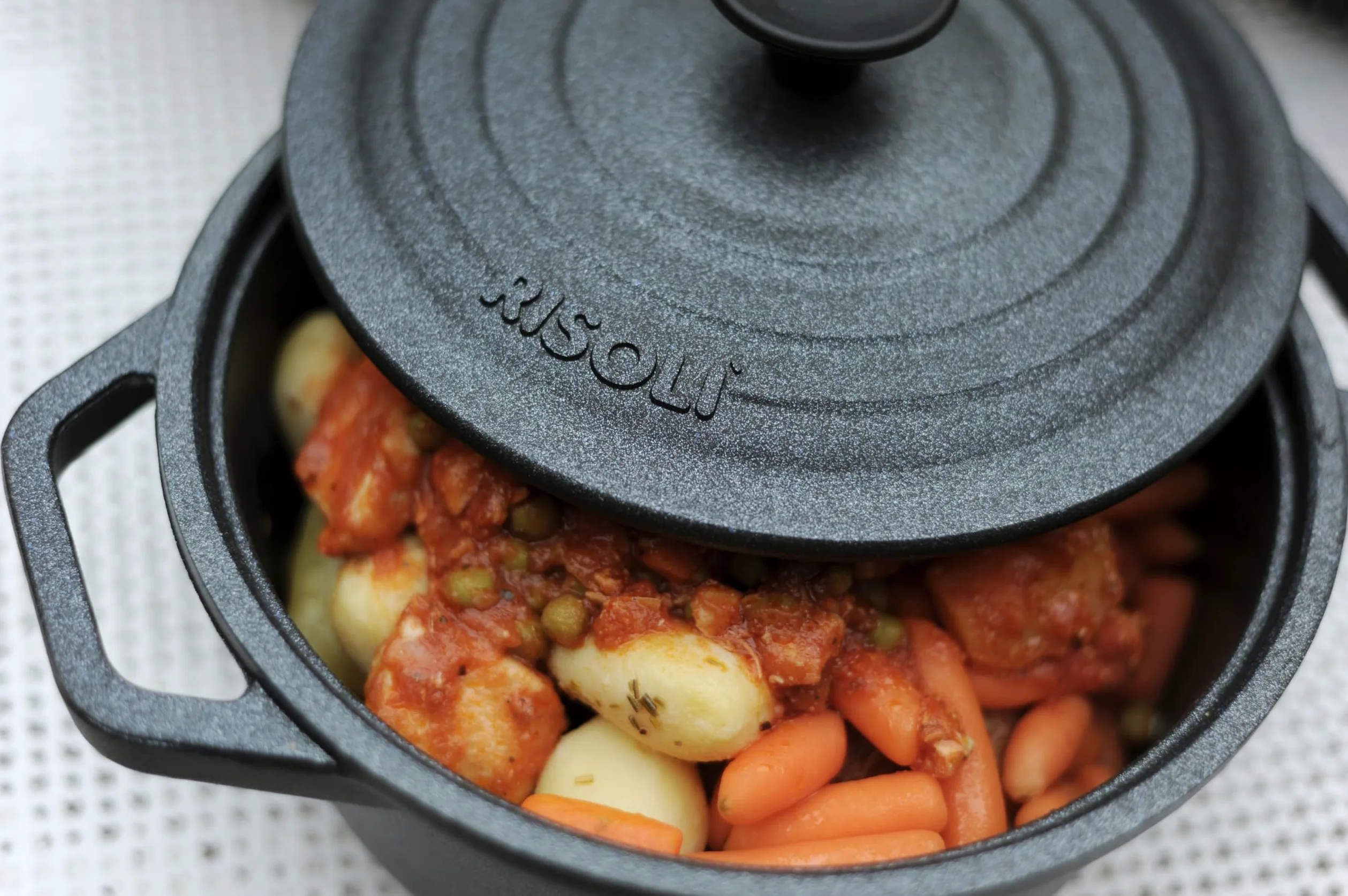 RISOLI' | LE PIGNATTE, Casseruola Antiaderente per Induzione e Gas Ø28cm, Slow Cooking, Coperchio e Manici in Fusione, Alluminio Fuso Riciclato, Made in Italy