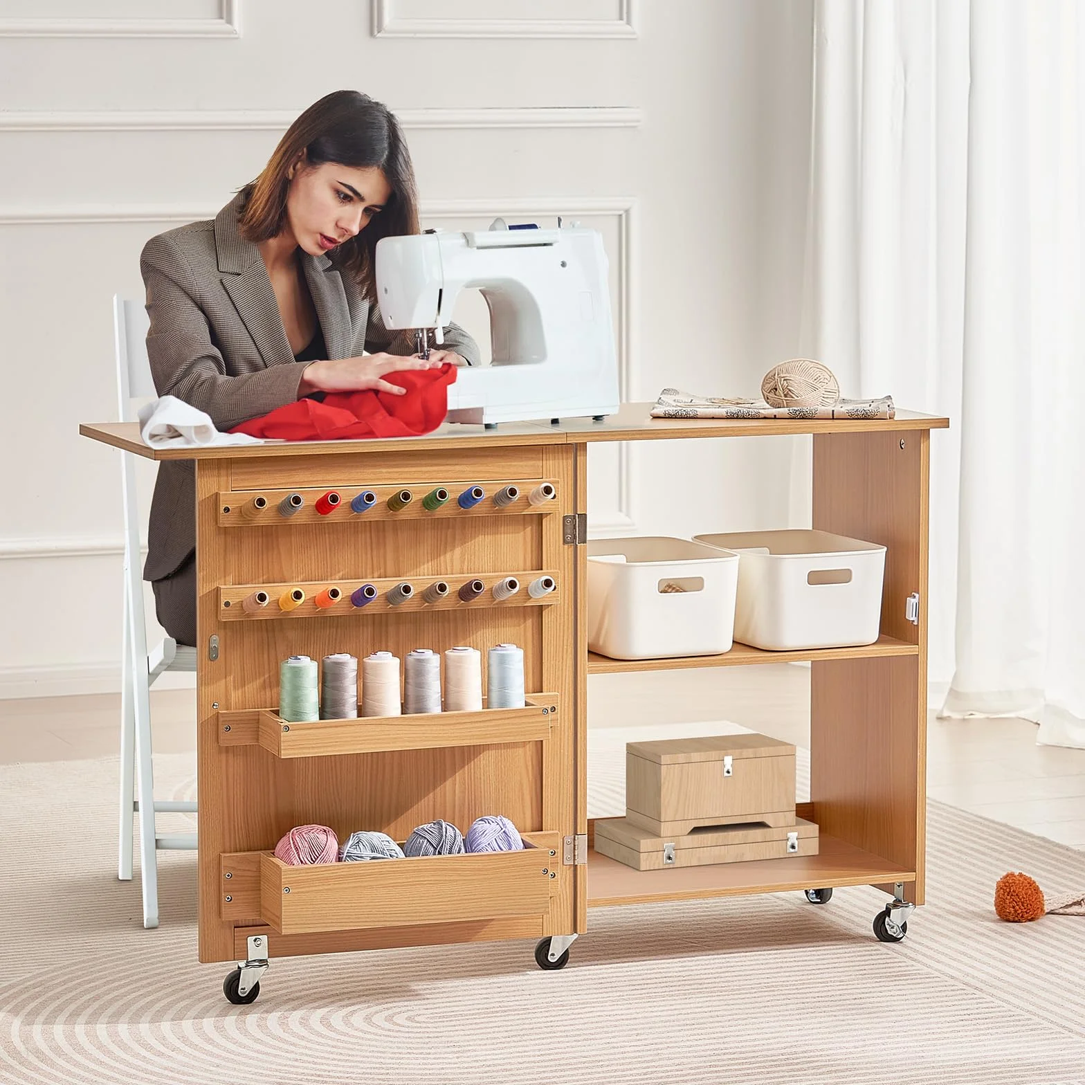 VEVOR Tavolo da Cucito Pieghevole, Tavolo Multiuso per Macchina da Cucire Design Compatto a Rotelle Piano Vassoio Portaoggetti, Pioli in Legno Ante Magnetiche, Mobiletto per Macchina da Cucire