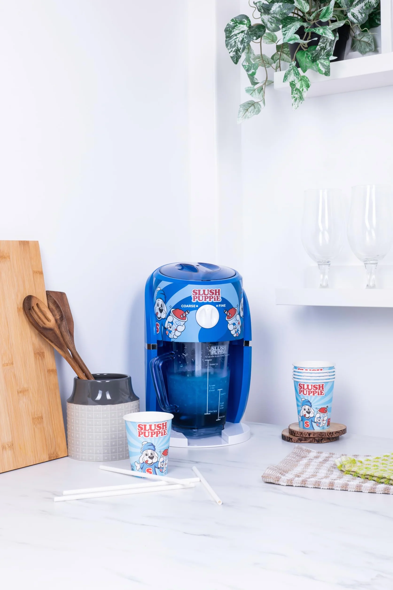 Slush Puppie Snow Cone Machine. Rasoio per ghiaccio Slushy Maker Produce fino a 1 litro di delizioso cucciolo di melma in pochi minuti. Prodotto con licenza ufficiale Slush Puppie da Fizz Creations.