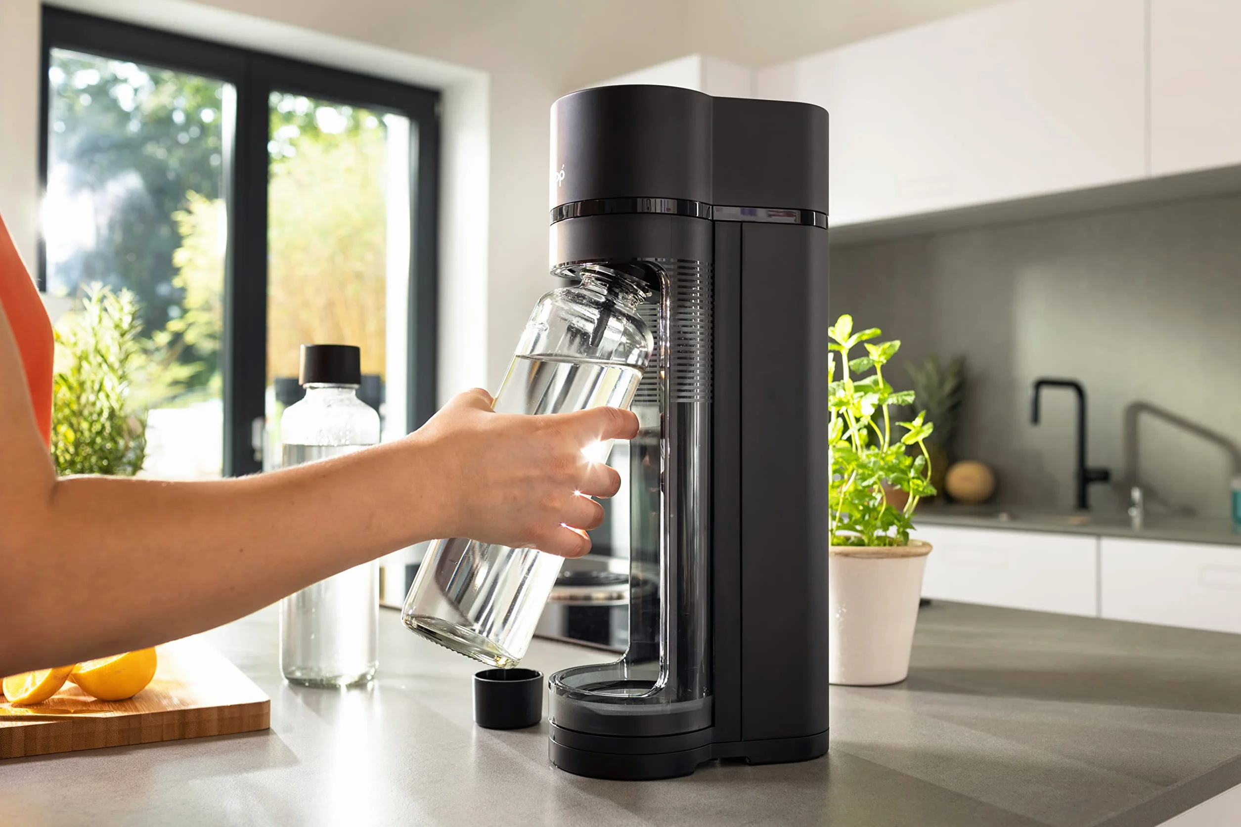 Sodapop Aeratore Logan Starter Set con cilindro CO₂, con 2 bottiglie di vetro (850 & 600 ml) e 1 bottiglia in PET (850 ml), colore nero opaco, altezza 42,6 cm