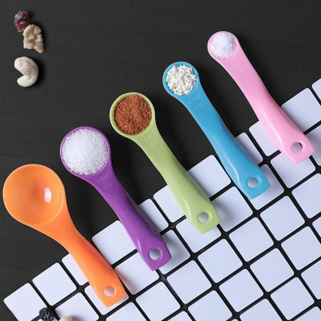 PARENCE.- Set di 5 misurini in plastica colorata - da 1 a 15 ml/g - Misurino da cucina e pasticceria con anello per appendere - Dispenser preciso