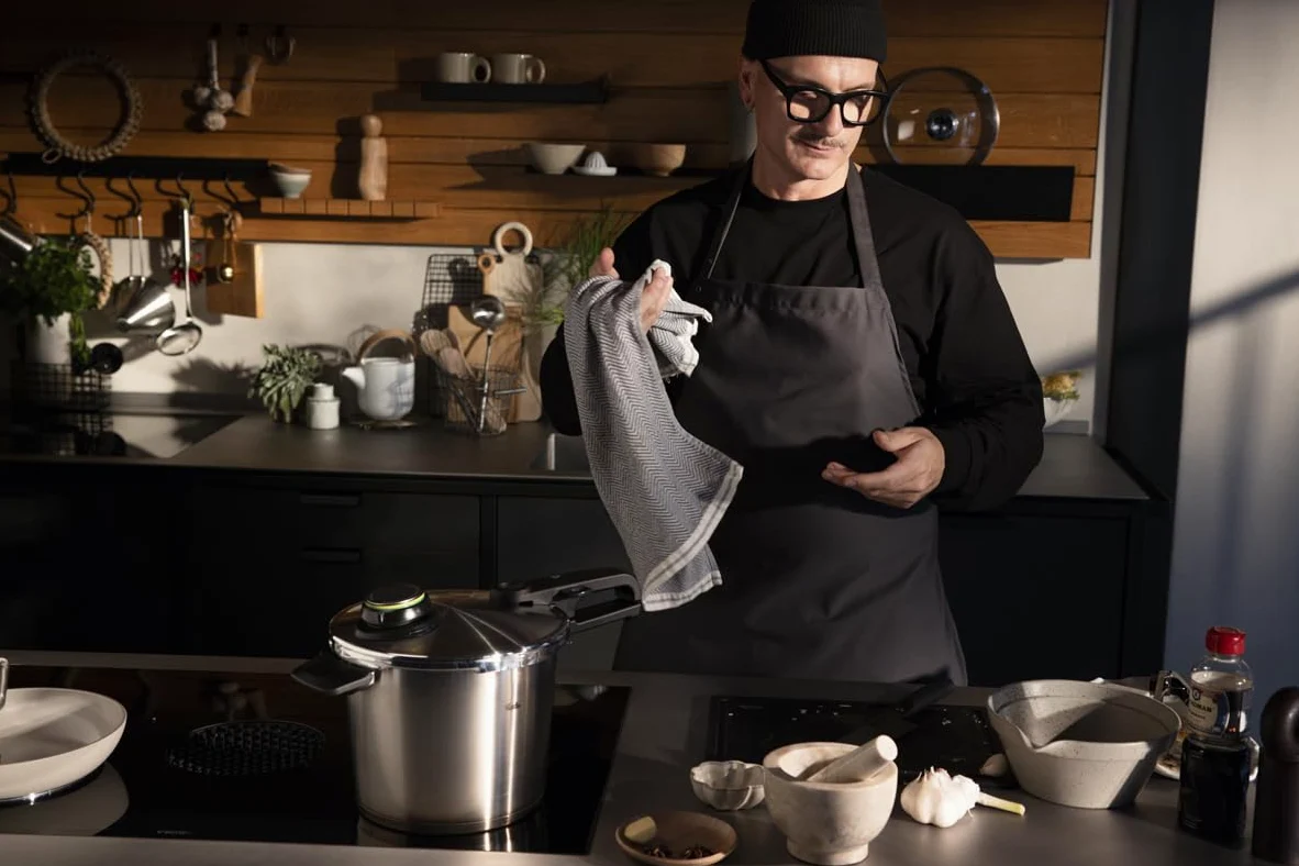 Fissler, Set da 4 pezzi con pentola a pressione Vitavit Premium 4.5 L, diametro 22 cm, con padella a cottura rapida 2.5 l , diametro 22 cm, con coperchio in metallo, per cottura a induzione