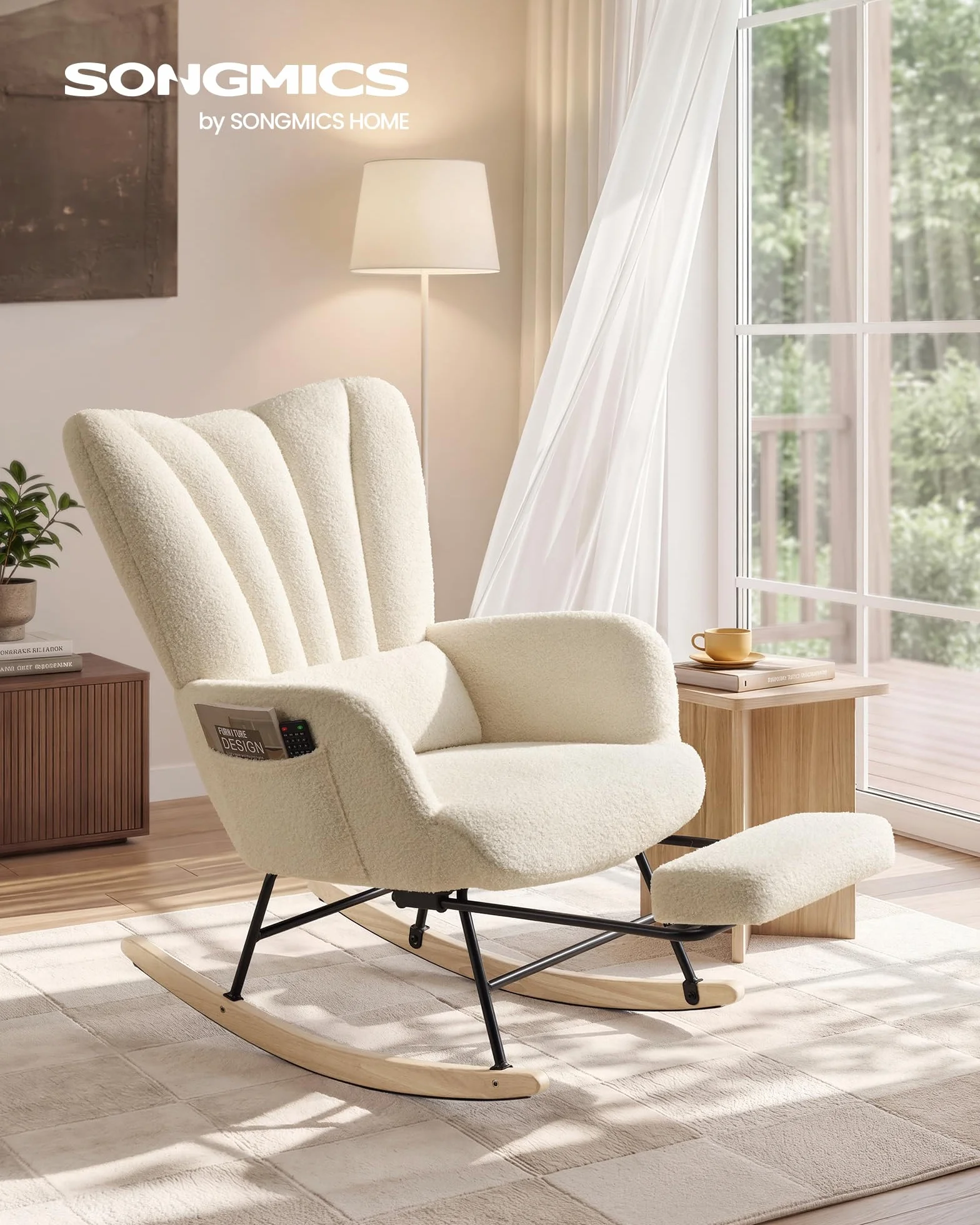 SONGMICS Sedia a Dondolo, Poltrona a Dondolo, Poggiapiedi Estraibile, Cuscino Rimovibile, Tasche, Gambe in Legno, Tessuto di Peluche, Camera da Letto Soggiorno, Bianco Crema LYY018W101