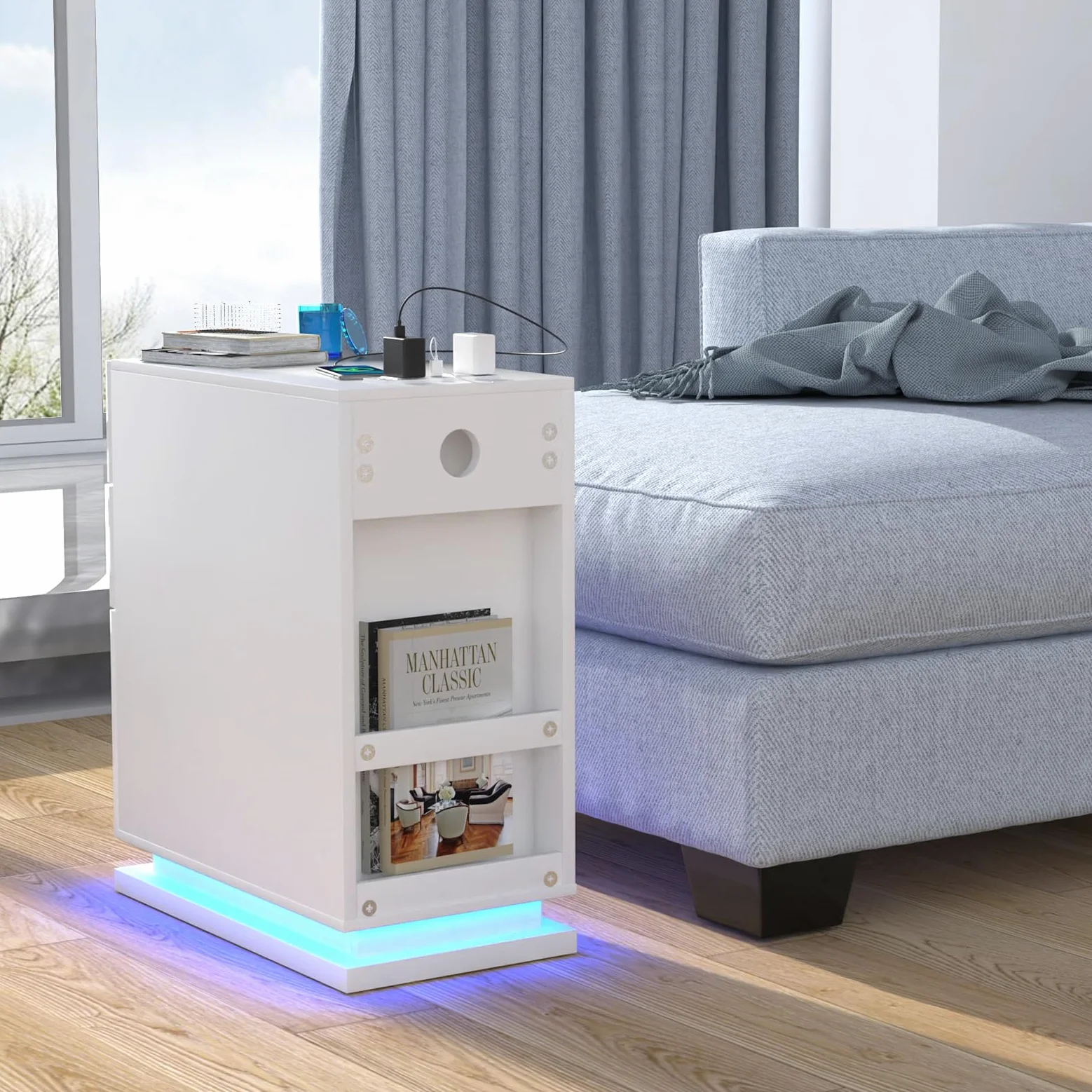 Comodino Moderno con Luci LED, Comodino Stretto con Stazione di Ricarica, Tavolino con 3 Cassetti, Libreria sul Retro, Cassetto Stretto Tavolino Divano