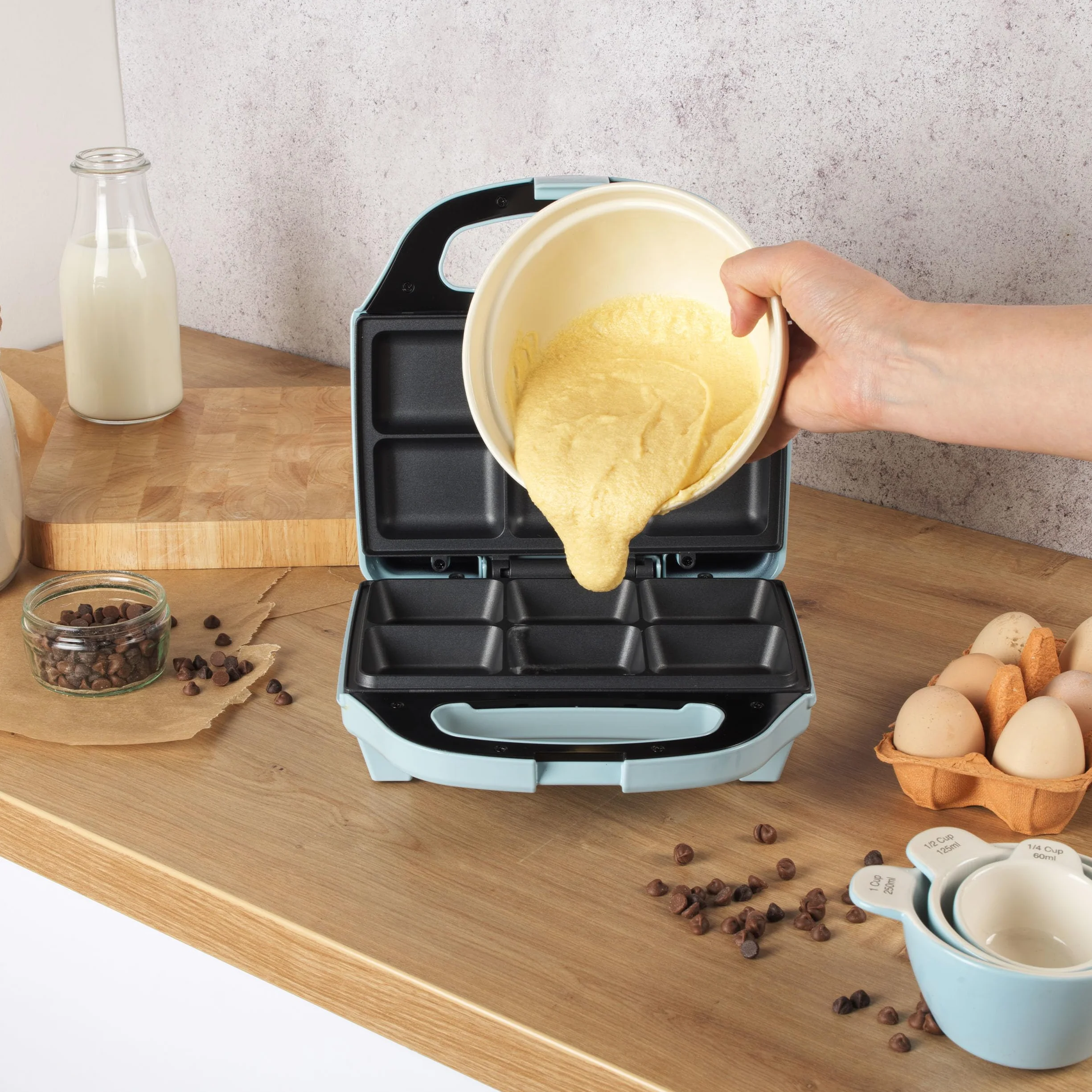 Giles & Posner Macchina per torte – Brownies, Fette di Torta, Flapjack, Piastre Antiaderenti, Facile da Pulire, Compatto, Cottura per Bambini, Controllo Automatico della Temperatura, 750W, Blu