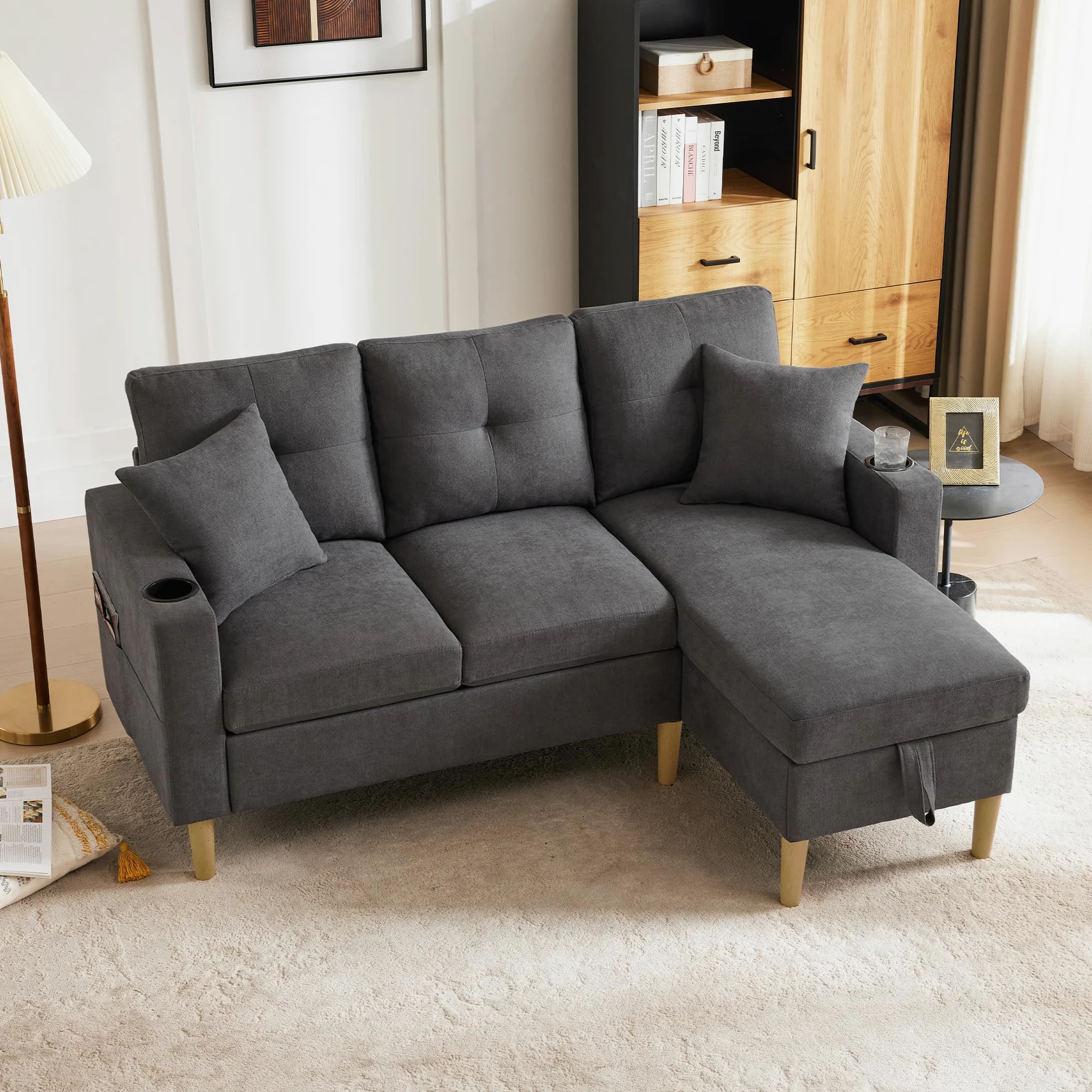 Divano Moderno a Forma di L, a 3 Posti, con Chaiselongue, Portabevande, Spazio per Riporre, Include 2 Cuscini, per Soggiorno, Ufficio, Appartamento (Grigio Scuro)