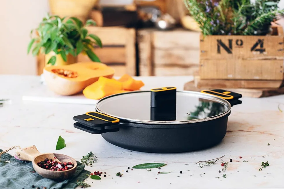 BRA Daily Pro | Casseruola bassa 36 cm, alluminio fuso | Antiaderente Senza PFOA, Adatta a tutti i tipi di piani cottura e induzione, Nero, Giallo