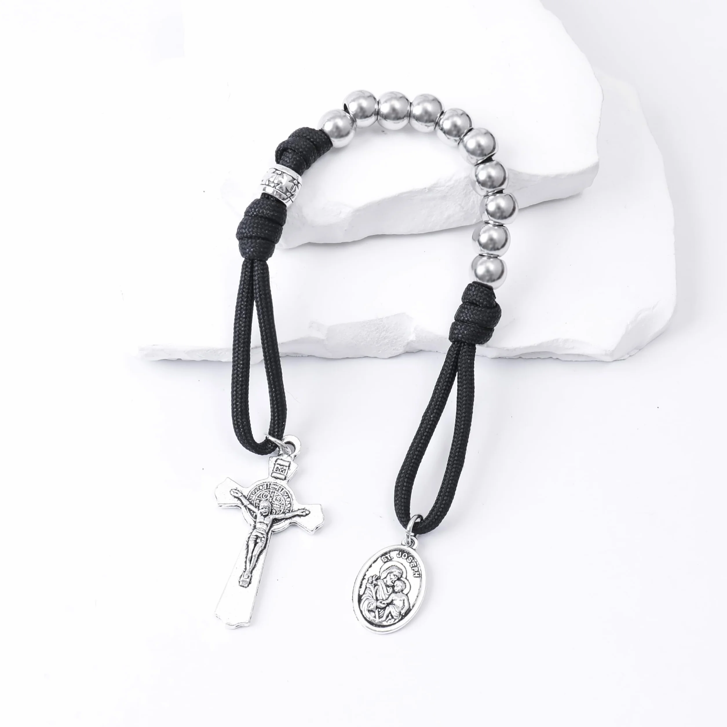 Nazareth Store Rosario militare di un decennio in paracord, perline d'argento, rosario tascabile per auto, prega per noi, medaglia di San Giuseppe e croce di San Benedetto.