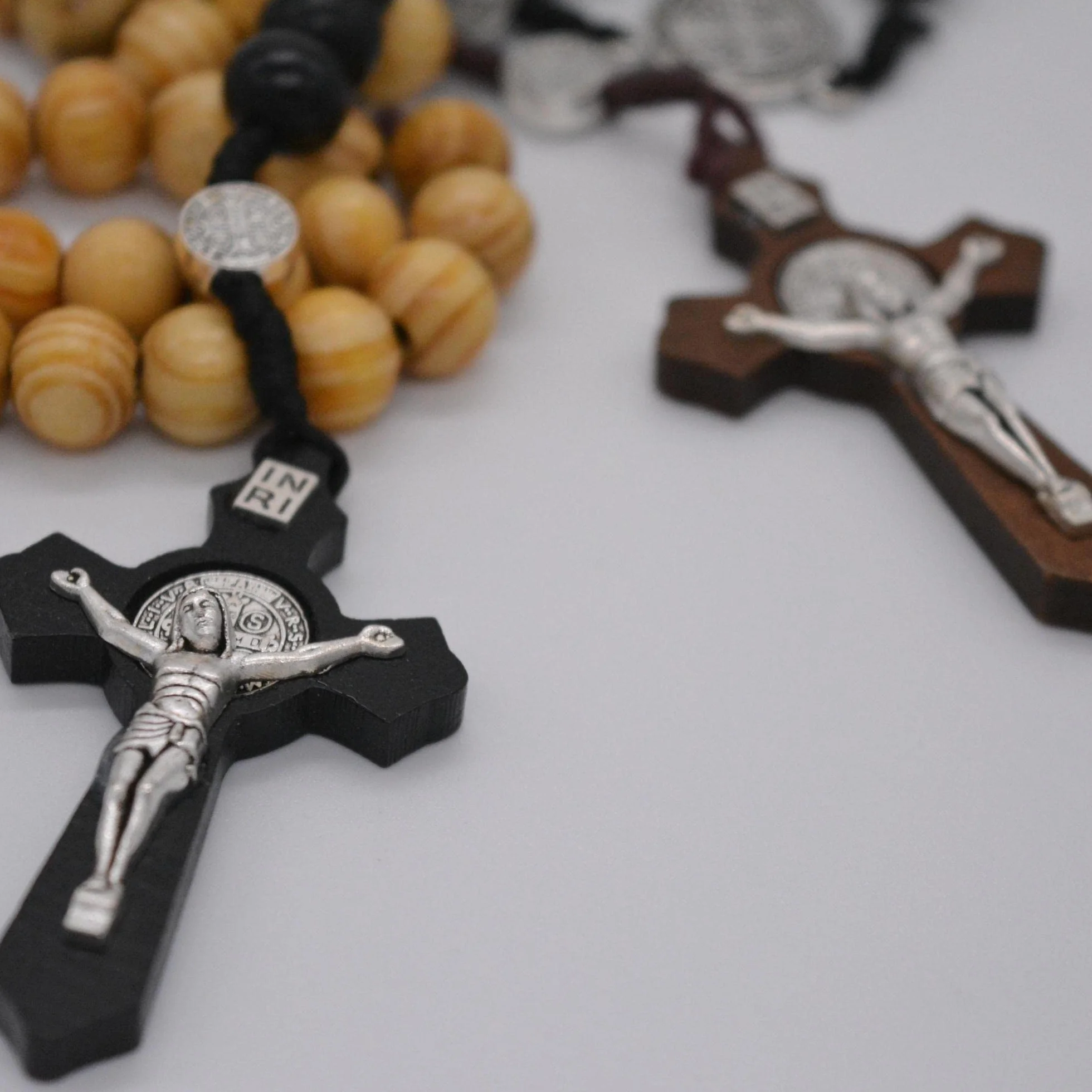 Collana Rosario di San Benedetto in Legno d'Ulivo con Finiture in Teak e Nero - Cattolico con Medaglia Fatto a Mano per Uomo e Donna