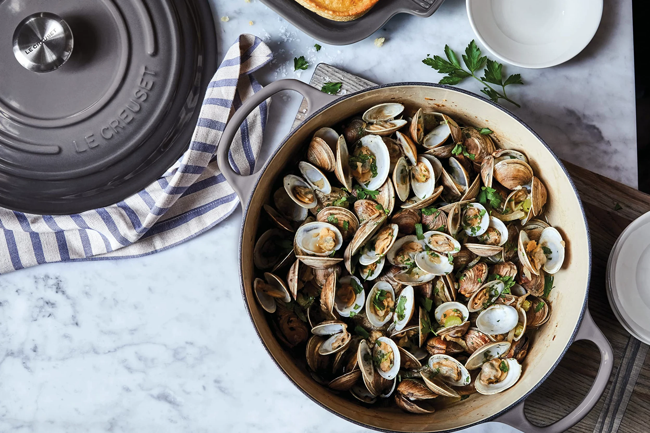 Le Creuset Evolution Casseruola in Ghisa con Coperchio, Diametro 26 cm, Rotonda, Adatta a Tutte le Fonti di Calore, Inclusivo Induzione, Volume: 5.3 l, 5.135 kg, Grigio (Flint)