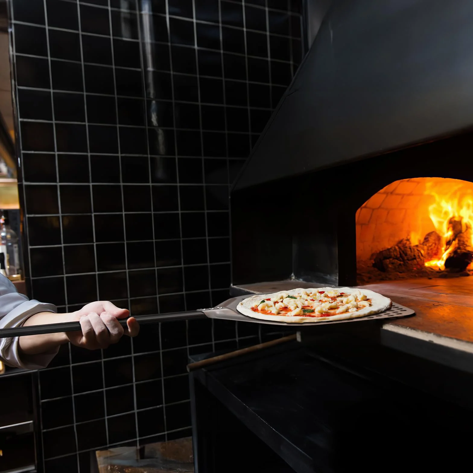 Pala per Pizza Forata 12 Pollici in Alluminio Anodizzato con Manico Lungo Rimovibile