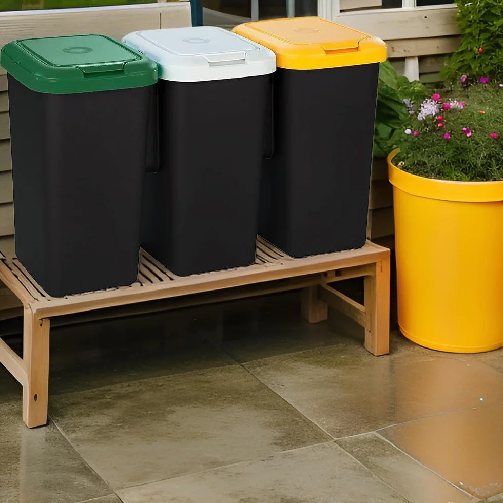 Set 3 Bidoni per il Riciclaggio 75 litri Totali 3x25 lt Struttura Unica in Plastica 78,5x32px47,4h cm Base Nera 3 Coperchi, Giallo, Bianco, Verde + Etichette Adesive per Differenziare