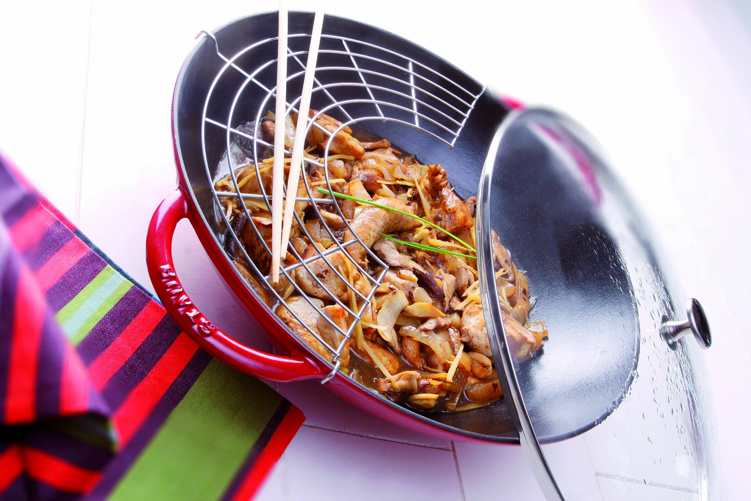 STAUB Wok in Ghisa, Include Coperchio in Vetro e Griglia Rimovibile, Adatto per Induzione, Ø 37 cm, 5,7 L, Ciliegia