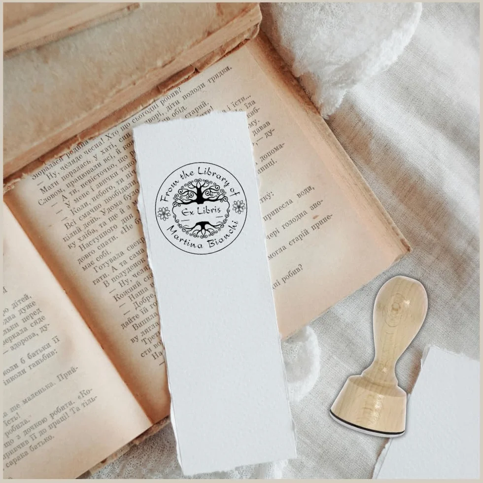 Timbro Ex Libris Personalizzato in Legno Rotondo | ALBERO DELLA VITA | con 10 Template Grafici Pronti da Personalizzare - Idea Regalo Per Lettori Di Libri e Appassionati di Lettura