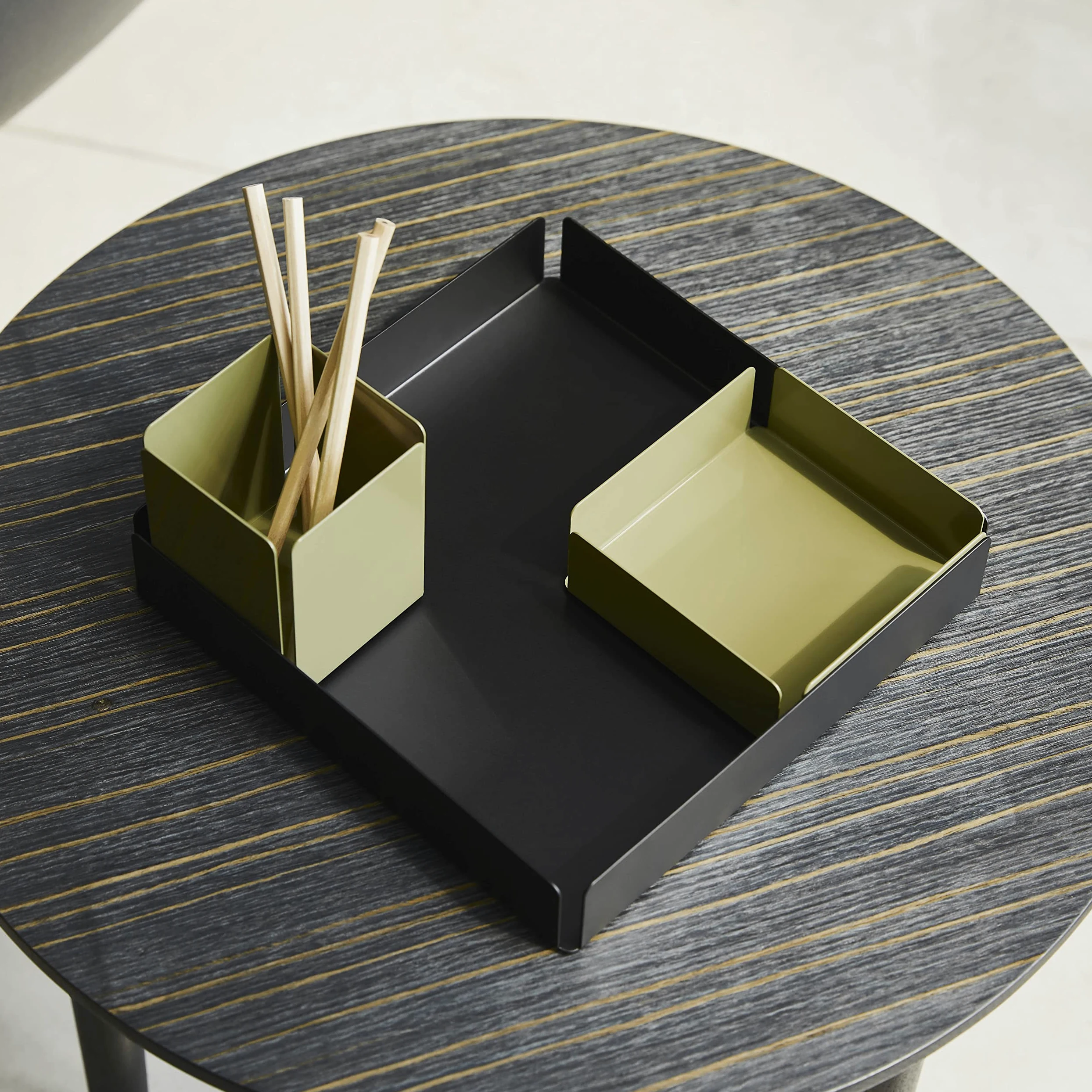 ILO - Vassoio Decorativo Quadrato in Metallo Nero cm 35,8 x 35,8 H.4 - Portaoggetti Organizer da Scrivania per Casa e Ufficio - Centrotavola Moderno - Svuotatasche di Design - Made in Italy