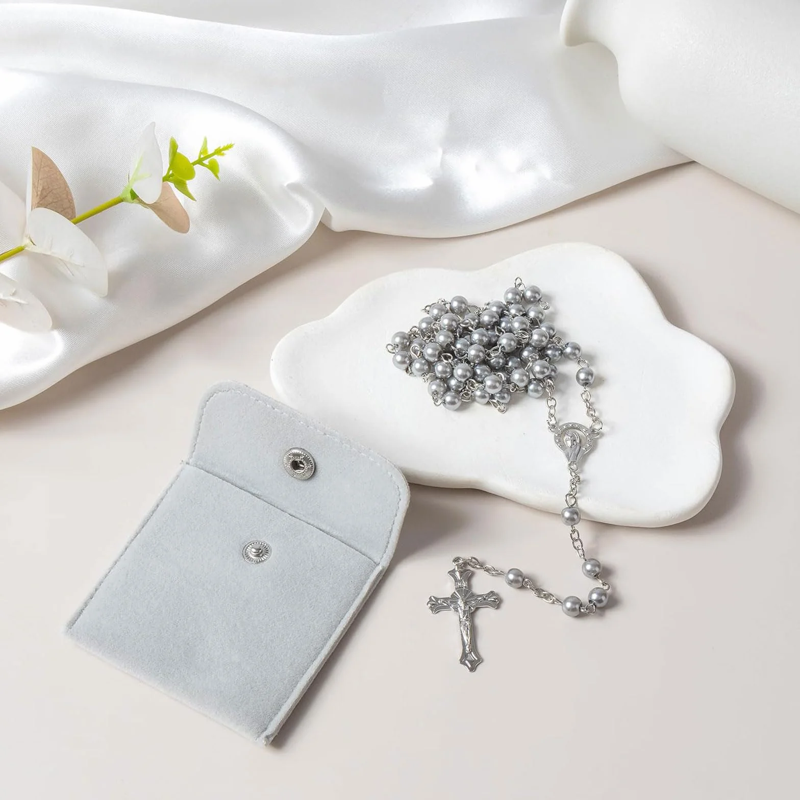 Collana rosario grigia per donne Collana rosario cattolica con perle artificiali Stile monocolore Regalo spirituale per preghiera e meditazione