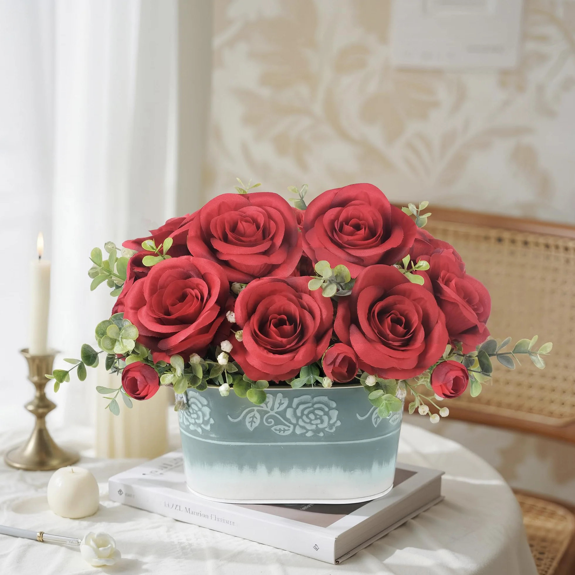 Composizione di fiori artificiali di rosa rossa per centrotavola, fiori di seta con eucalipto in vaso di metallo zincato rustico con manici in iuta, espositore floreale finto per casa e ufficio
