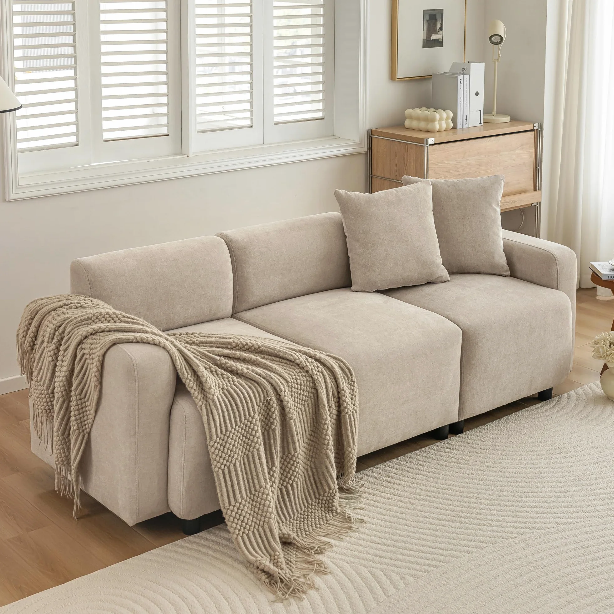 Divano a 3 posti, design moderno, con cuscino decorativo, beige