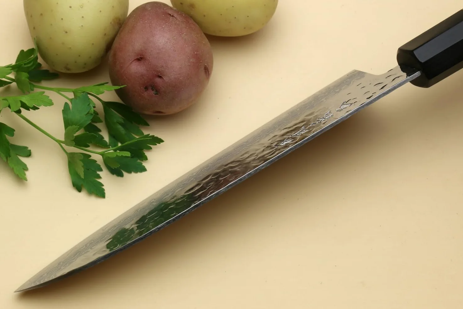Yoshihiro Cutlery Nsw Hammered Damascus coltello Santoku, 17,8 cm