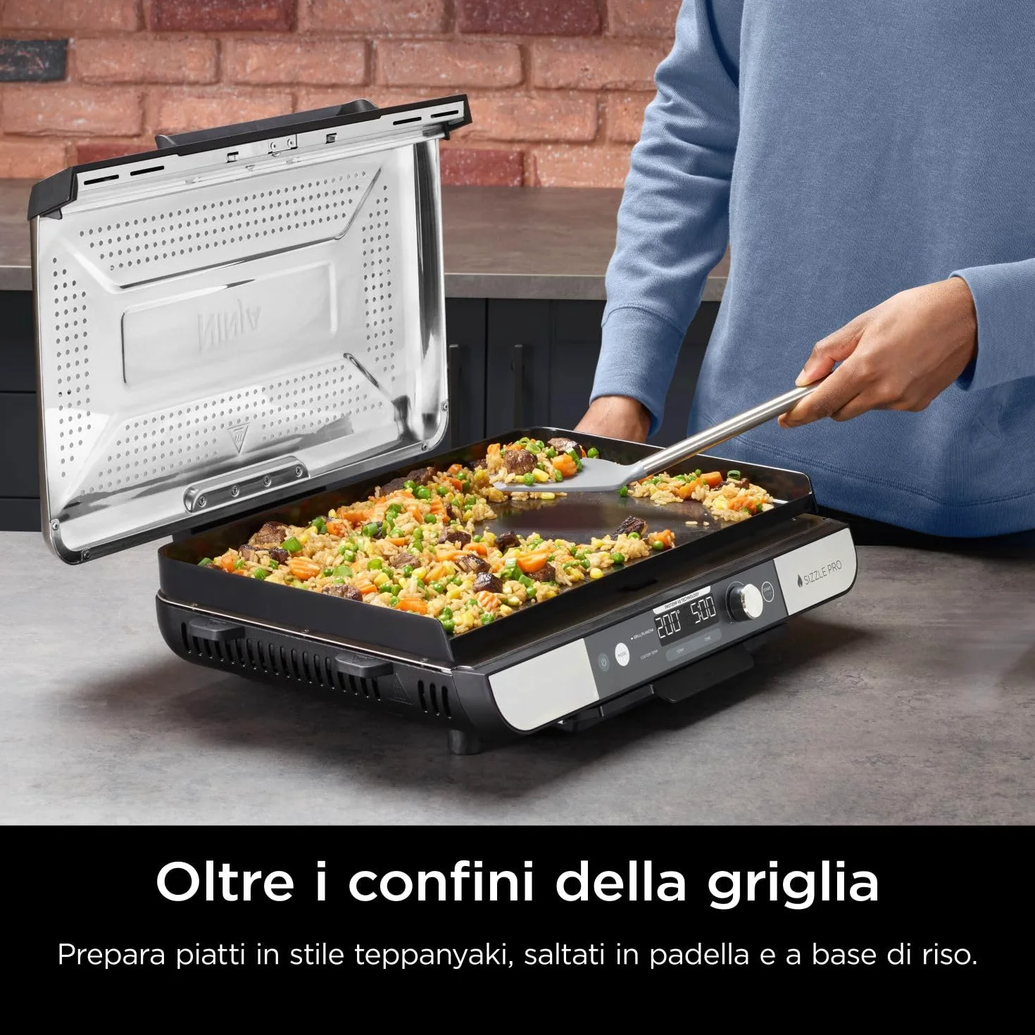 Ninja Sizzle Pro XL Griglia e piastra liscia da interni, rivestimento antiaderente in ceramica, coperchio rimovibile, vassoio raccogli-grasso, ricettario, argento/nero GX101EU