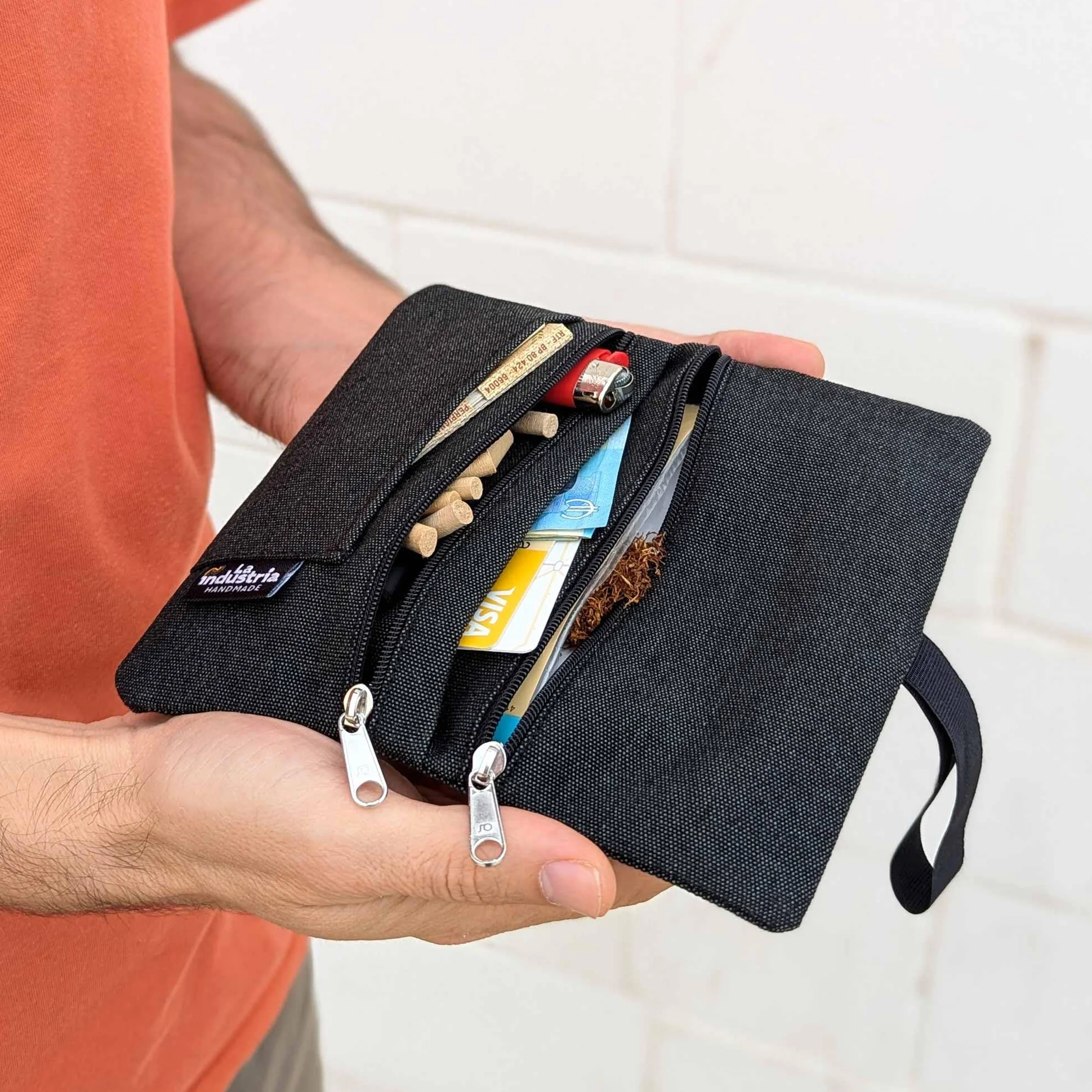 Porta Tabacco in Tessuto Idrorepellente Astuccio Portatabacco con Cartine, Filtri e Accendino (Nero)