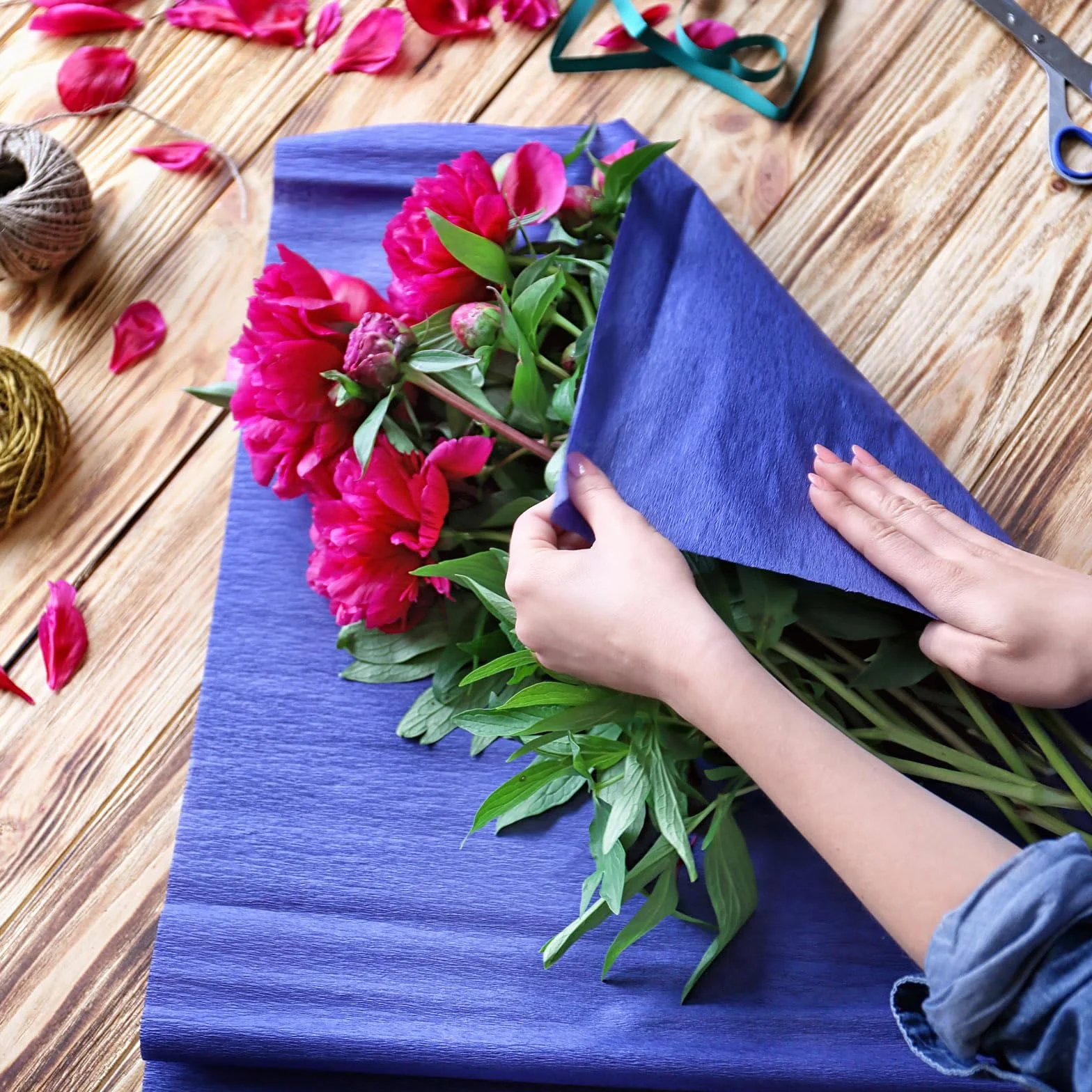 Rotolo di Carta Crespa 8,2 Piedi x 10" Rosso per Decorazioni Matrimonio e Festival