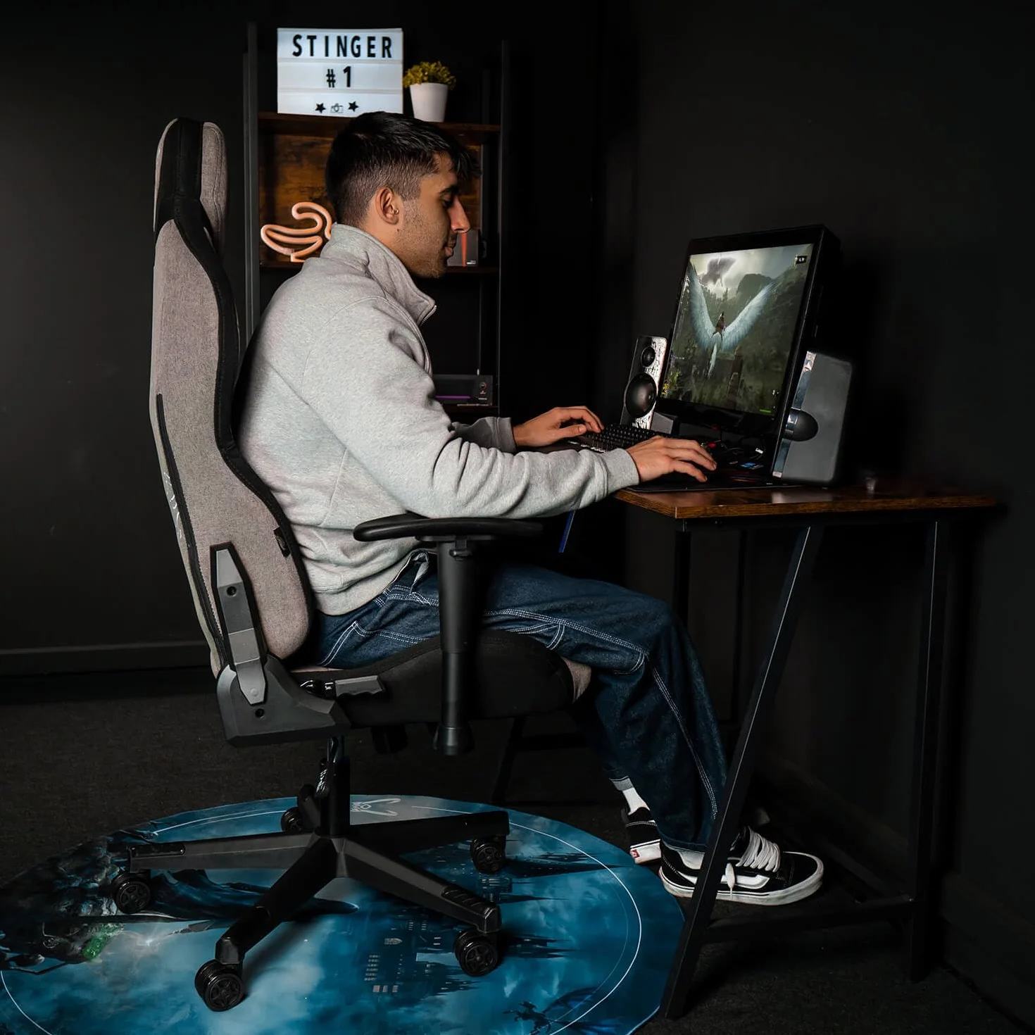 Woxter Stinger Station Titan Dark - Sedia da gaming ergonomica, tessuto idrorepellente, asse di resistenza realizzato in acciaio e ruote silenziose di massima qualità, GM26-110