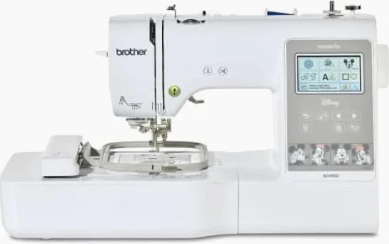 BROTHER Innov-is M340ED Macchina da ricamo Disney, area 10x10, touchscreen da 3,7", 200 disegni da ricamo (65 personaggi Disney), connessione wireless (WiFi), bianco, plastica