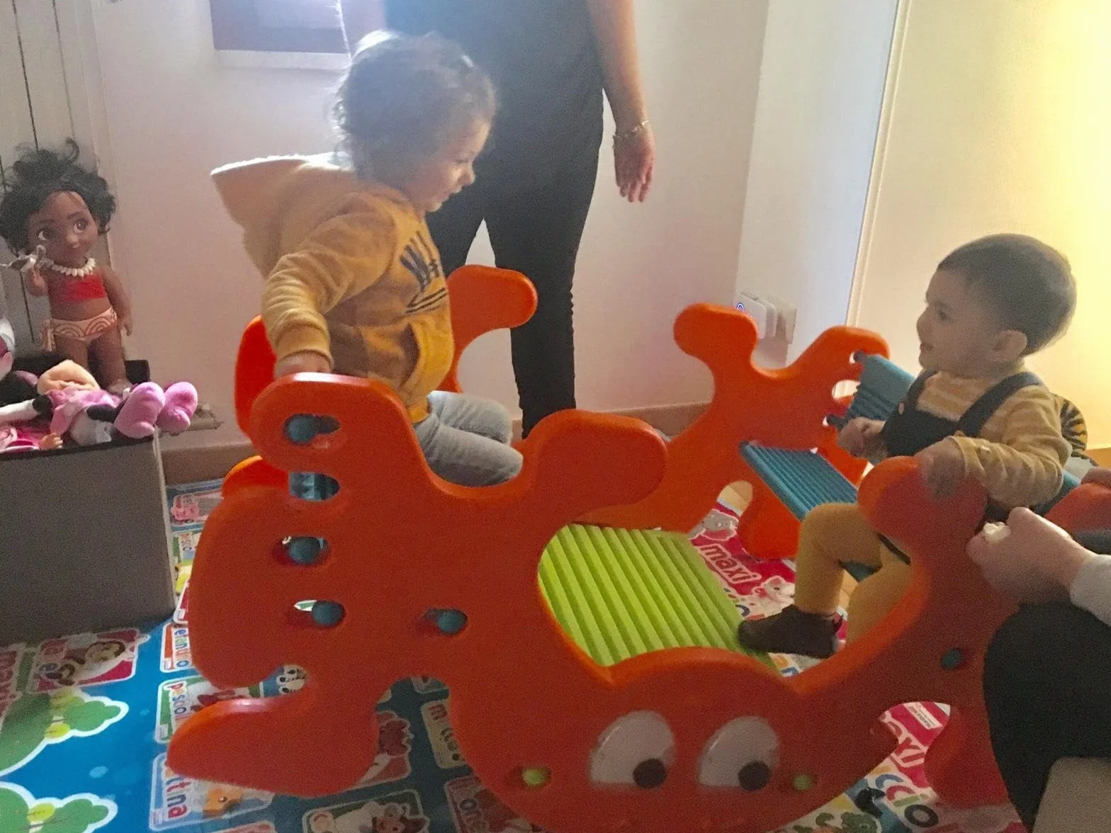 FEBER Fantasma Tavolo -Dondolo, da un lato tavolo e dall'altro dondolo, per interno ed esterno, per bambini e bambine da 1 anno, Famosa 800010248
