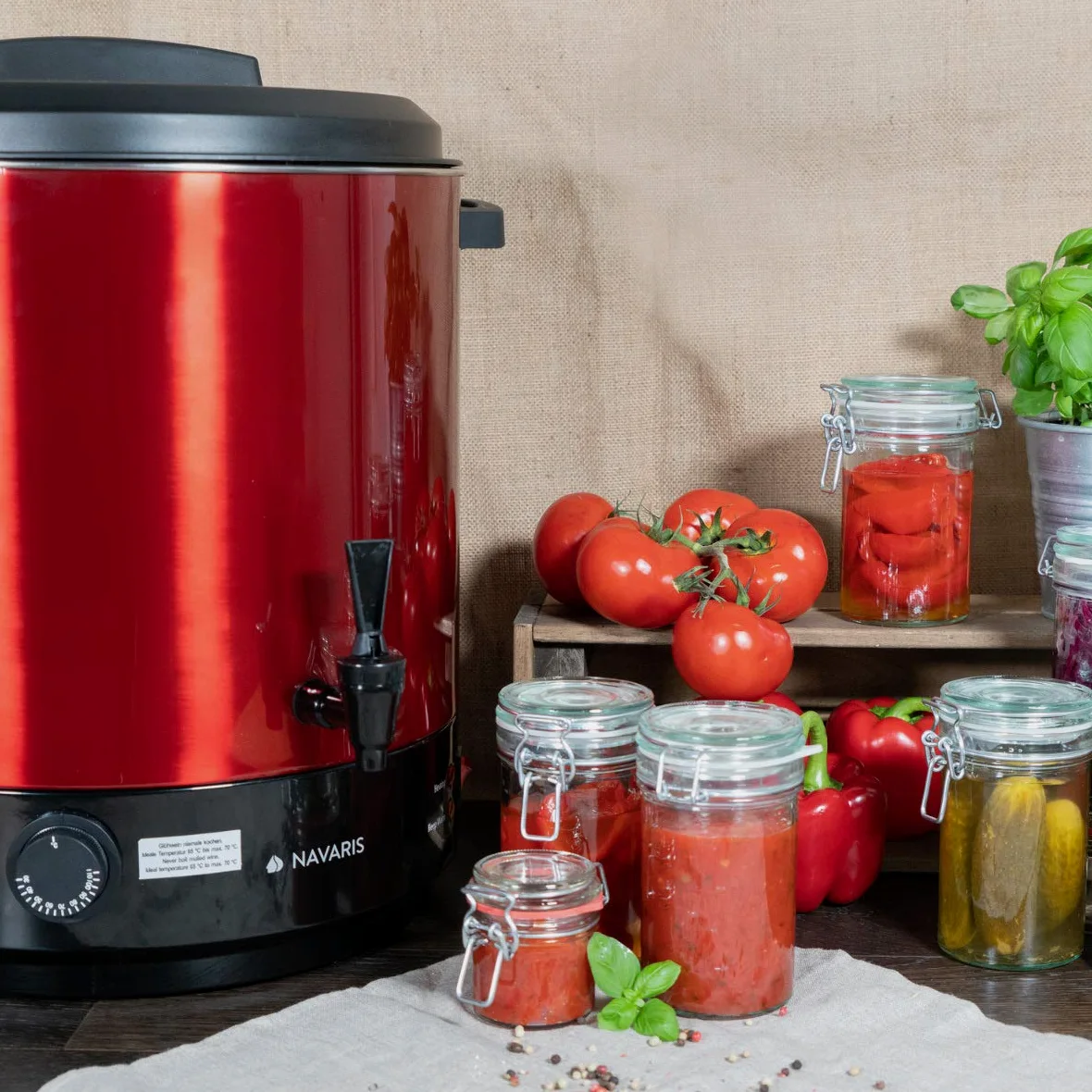 Navaris Macchina per conserva elettrica 1800W - Pentola conserve 27l con rubinetto - Bollitore distributore bevande calde in acciaio inox - rosso