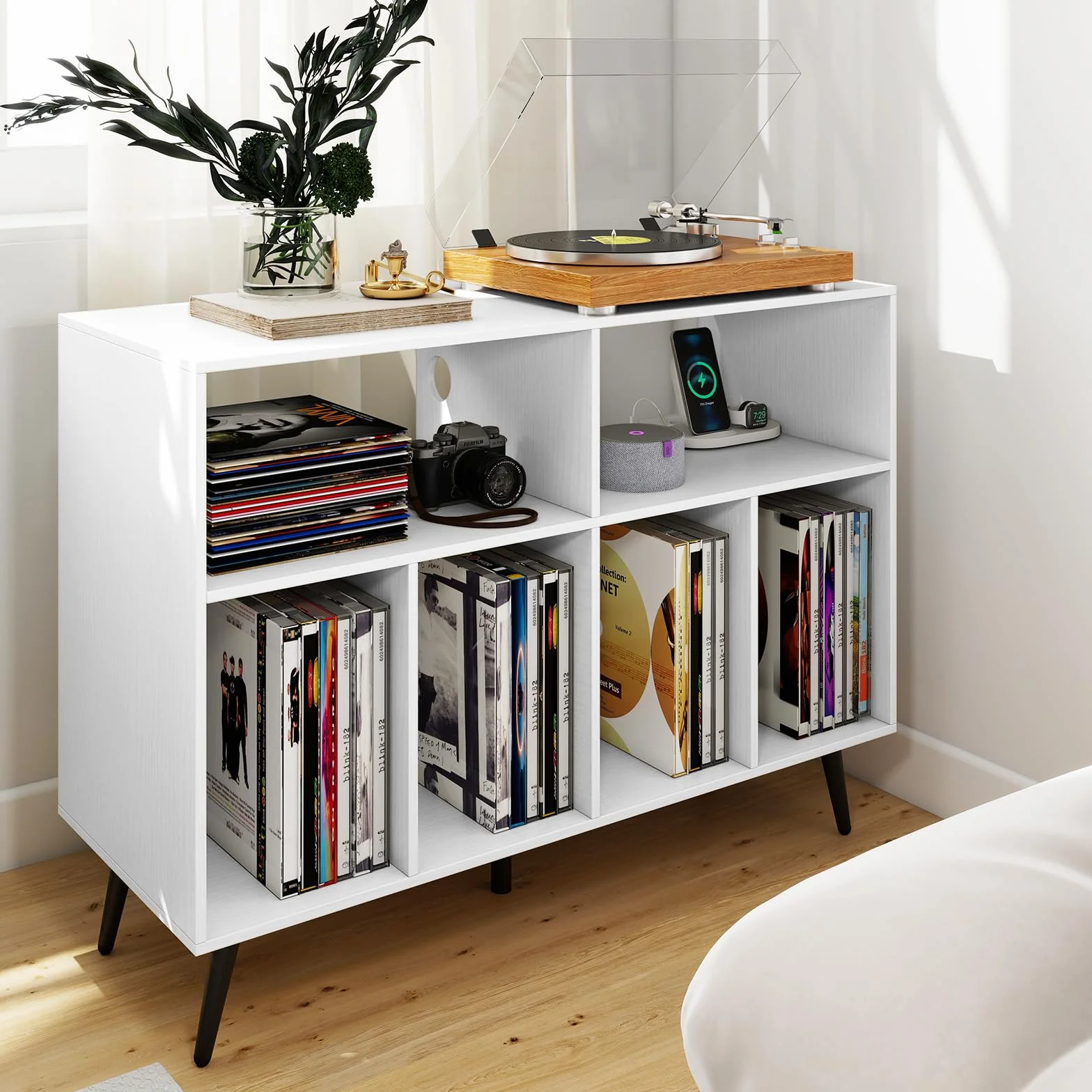 KOMFOTTEU Supporto per Giradischi a 3 Livelli, Mobile Vinili con 4 Scomparti e 2 Ripiani Aperti, Espositore per Dischi con 5 Gambe in Metallo (Con Stazione di Ricarica, Bianco)