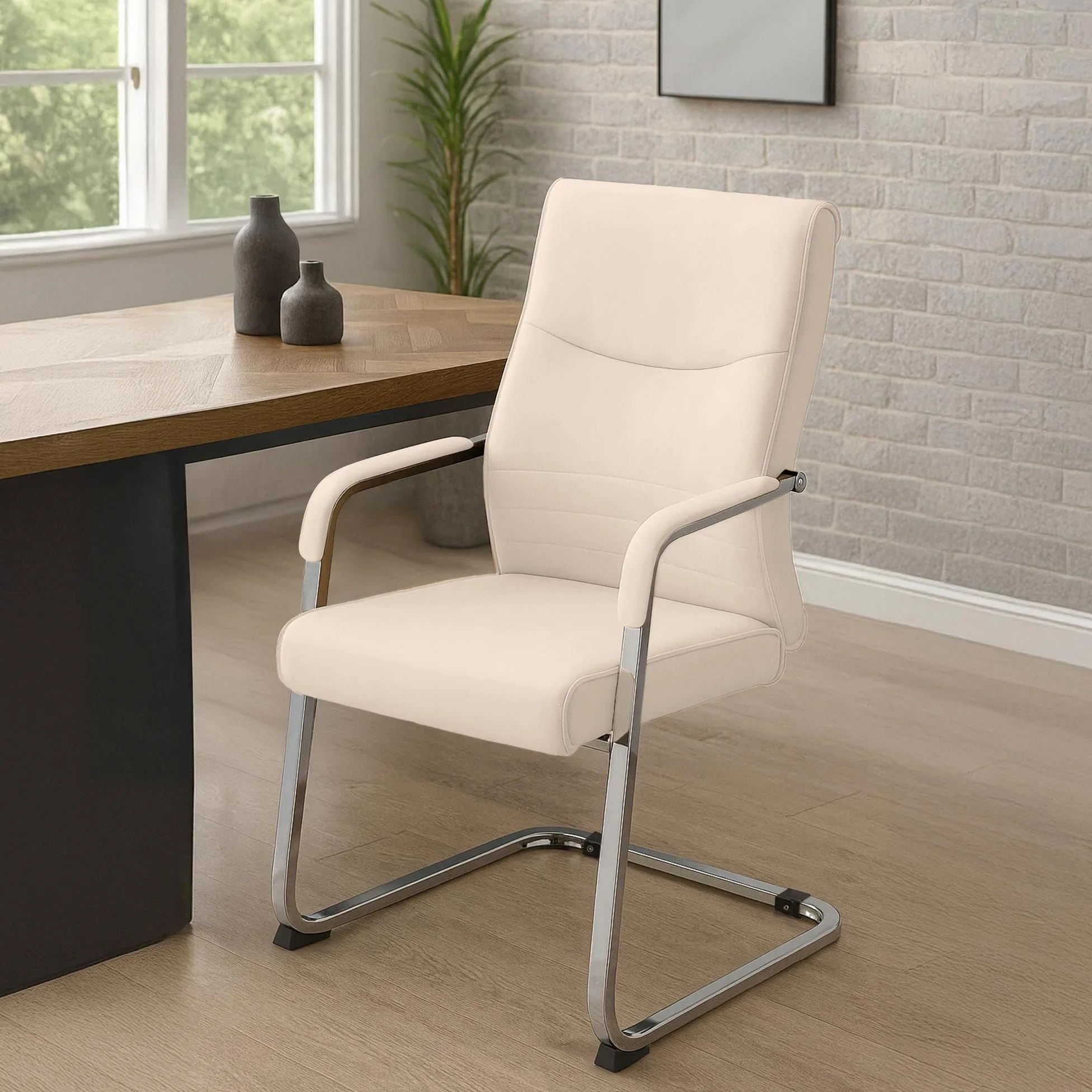 CLP Set di 2 sedie da pranzo ergonomiche Hobart, a sbalzo con braccioli imbottiti, struttura in metallo robusta, sedie da conferenza moderne, Colore:crema, Materiale:Ecopelle