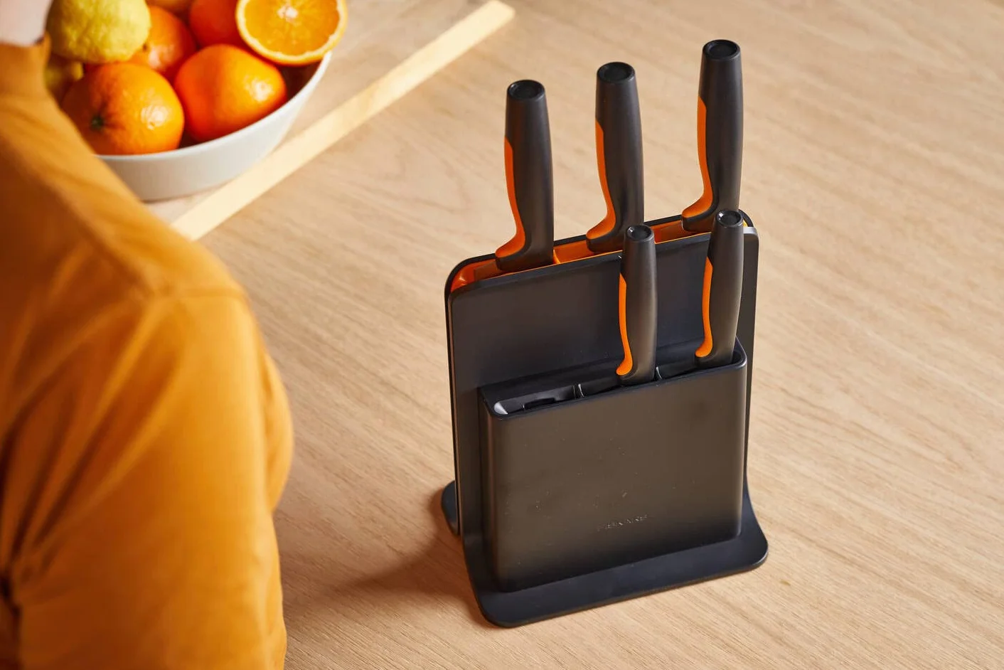Fiskars Ceppo per Coltelli di Design con 5 Coltelli, Functional Form, Incl. Spelucchino, Coltello per Pomodoro, Coltello Santoku, Coltello da Cucina e per Pane, Plastica, Nero, 1057554