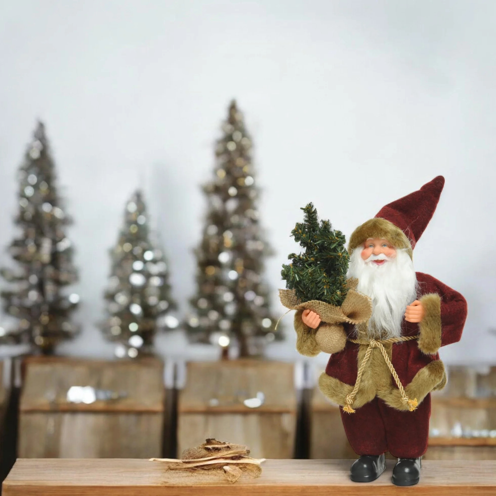 MIJOMA Statuetta decorativa di Babbo Natale – 30 cm nostalgica decorazione natalizia in rosso scuro con piccolo albero di Natale, decorazione natalizia invernale per atmosfera festiva