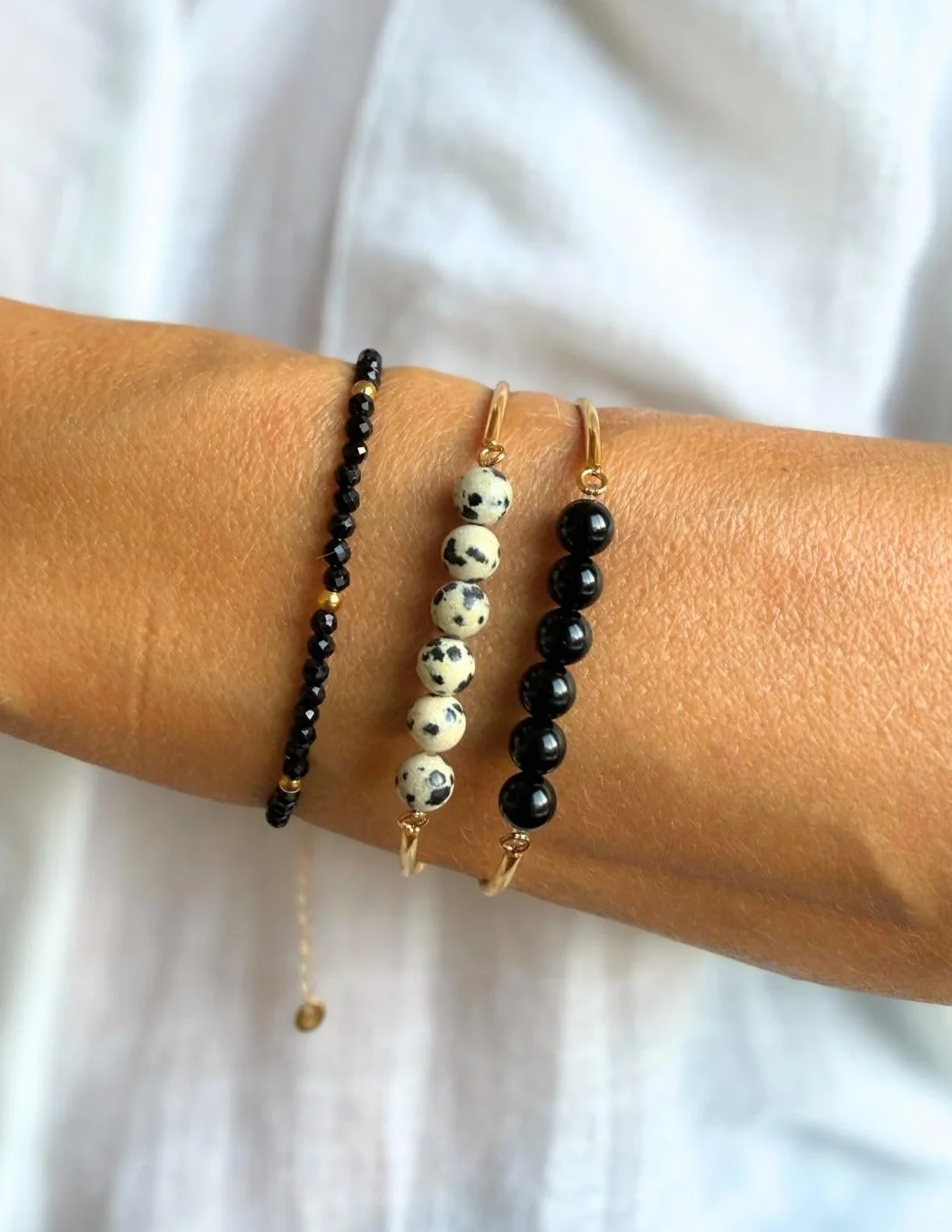 Bracciale elastico da donna color oro con perle di onice e ciondolo fatto a mano in Germania