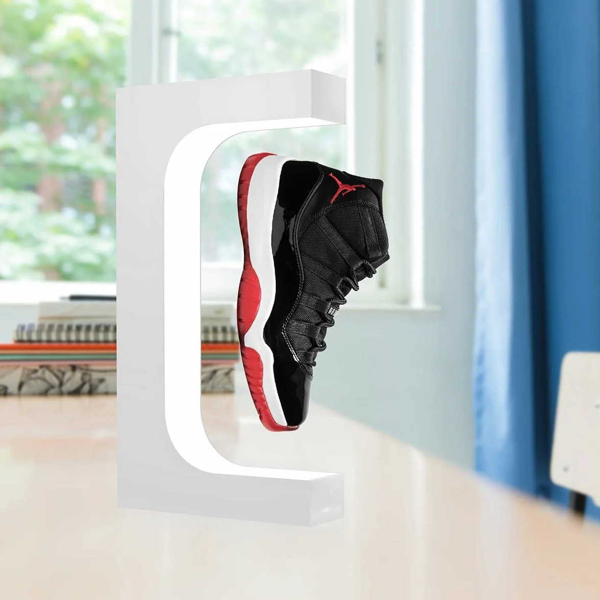 Levitazione Scarpe Display Magnetico Sneaker Stand LED Luce Rotante Galleggiante Holder Rack Bianco