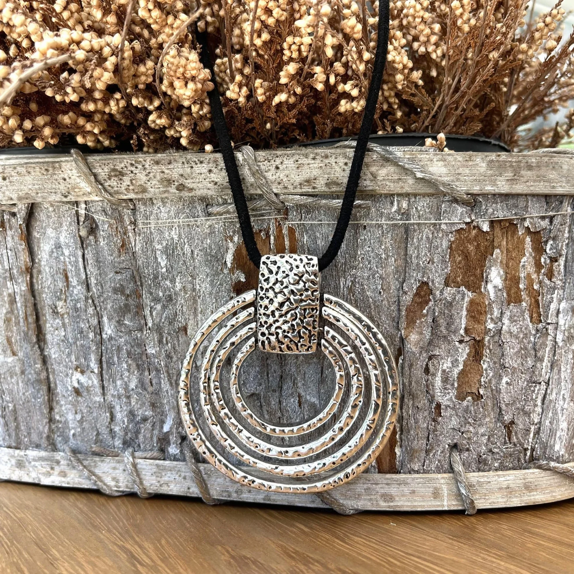 ASTER ALHELÍ Collana Donna Lunga con Ciondolo a Spirale Grande Cordino Nero Antelina Regolabile Gioiello Artigianale Fatto a Mano