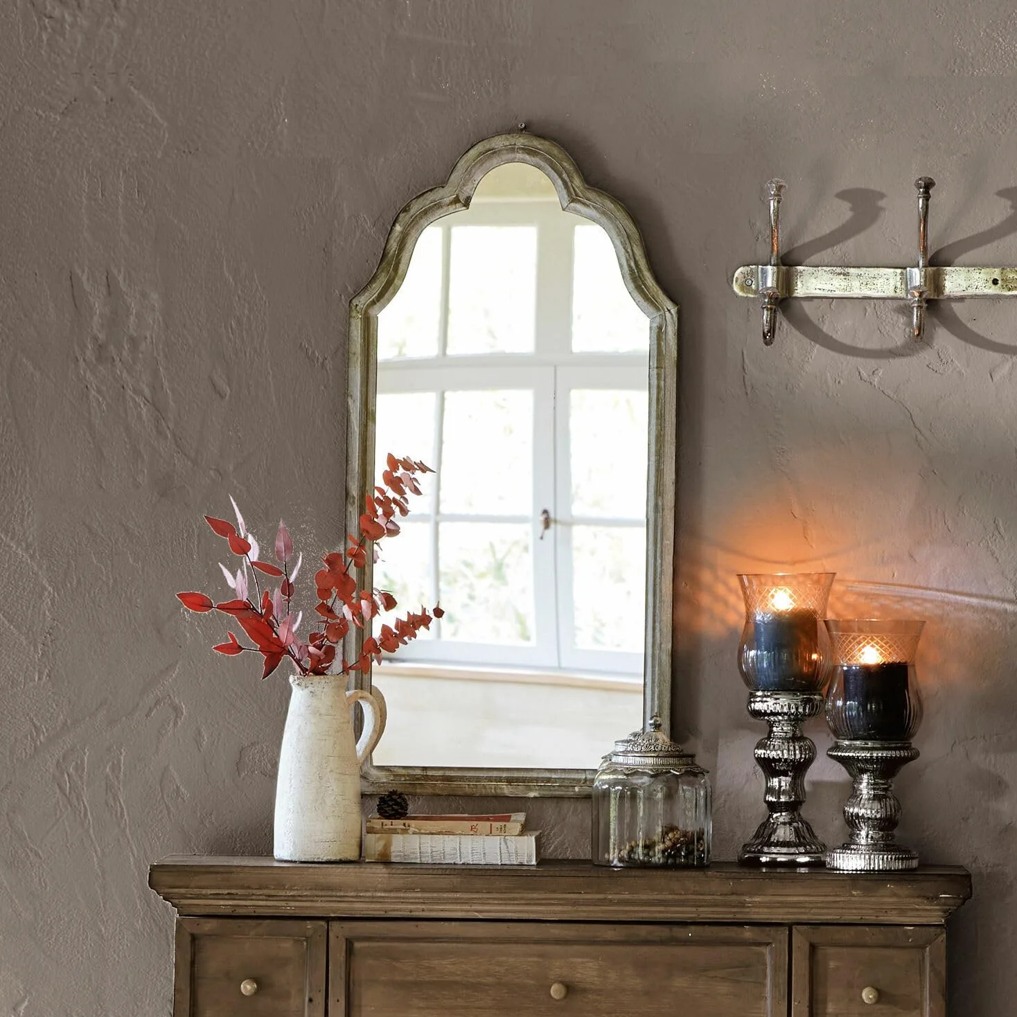 Loberon Libasse Specchio - Legno di abete massiccio - Finitura “whitewash” per un autentico look anticato, grigio antico