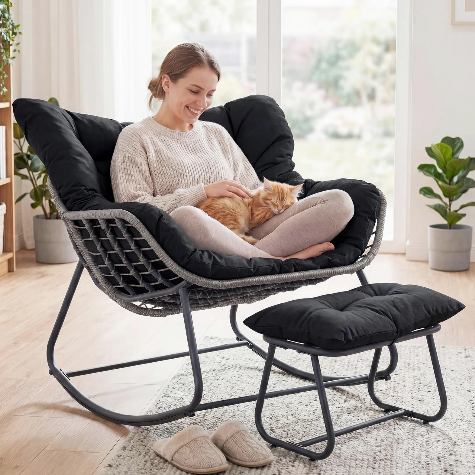 COSTWAY Sedia a Dondolo da Interno ed Esterno, Poltrona a Dondolo con Poggiapiedi e Cuscini Rimovibili, Poltrona Relax in Rattan con Telaio in Metallo per Soggiorno e Giardino, Portata 150 kg (Nero)