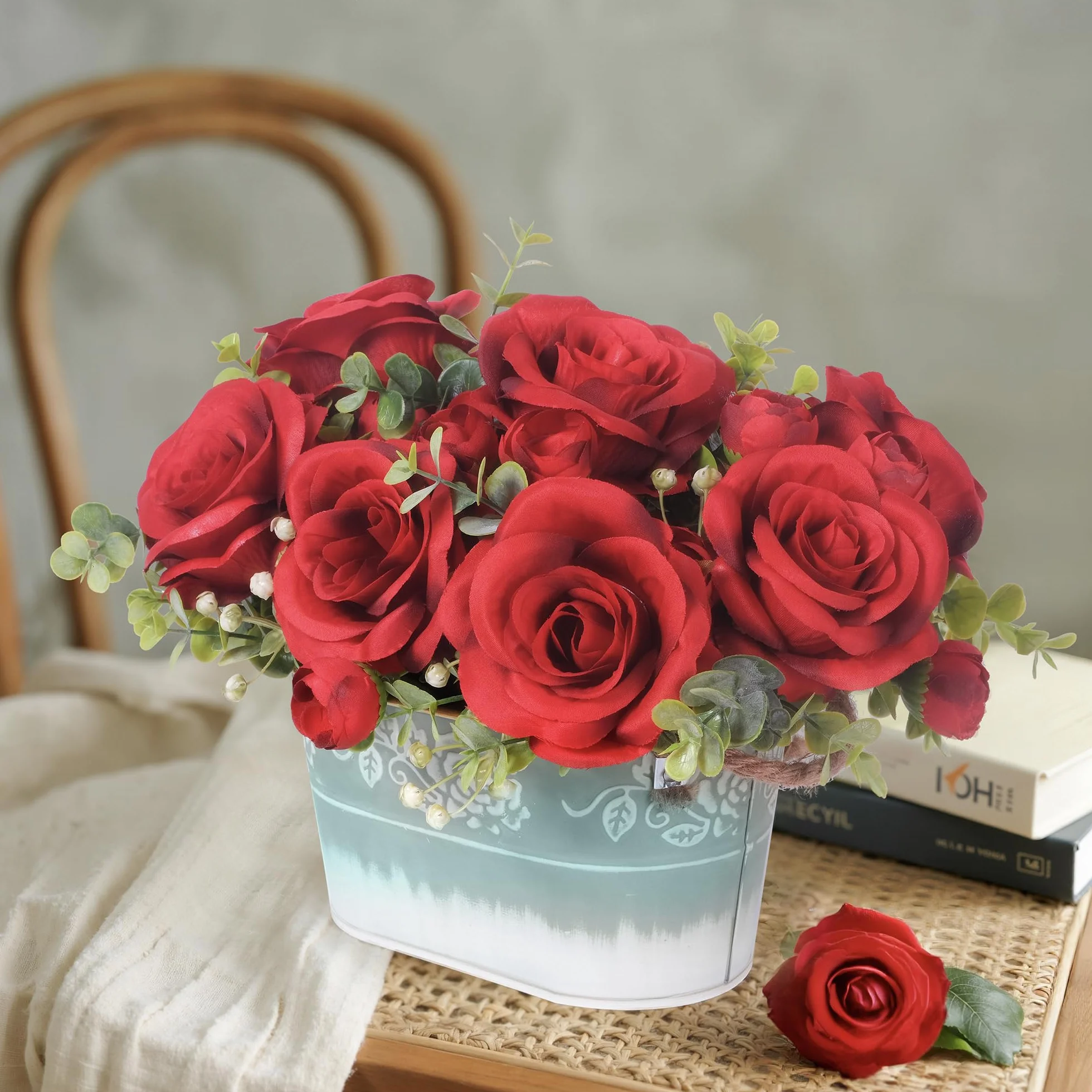 Composizione di fiori artificiali di rosa rossa per centrotavola, fiori di seta con eucalipto in vaso di metallo zincato rustico con manici in iuta, espositore floreale finto per casa e ufficio